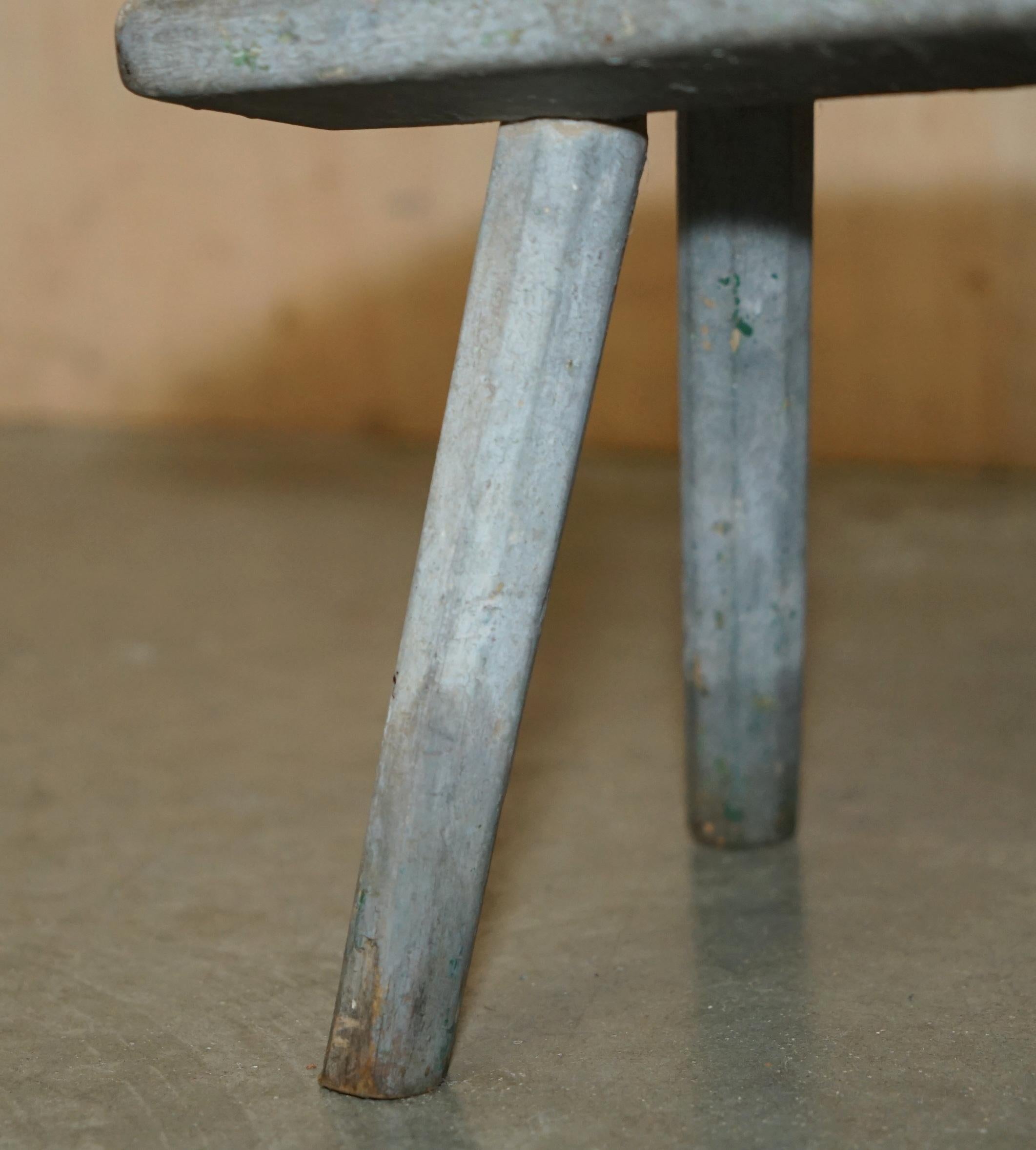 Inizio XX secolo PICCOLO SGABELLO DA LATTE ORIGINALE DEL 1900 CON QUATTRO GAMBE INCISSE A MANO in vendita