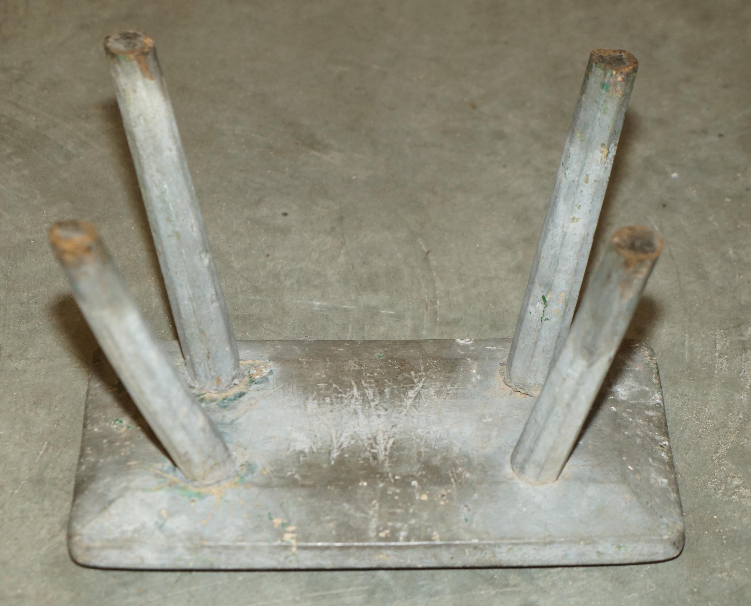 PICCOLO SGABELLO DA LATTE ORIGINALE DEL 1900 CON QUATTRO GAMBE INCISSE A MANO in vendita 1