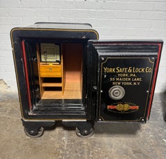 Kleiner antiker Bodentresor von 1915 mit Rolle von York Safe & Lock Co.