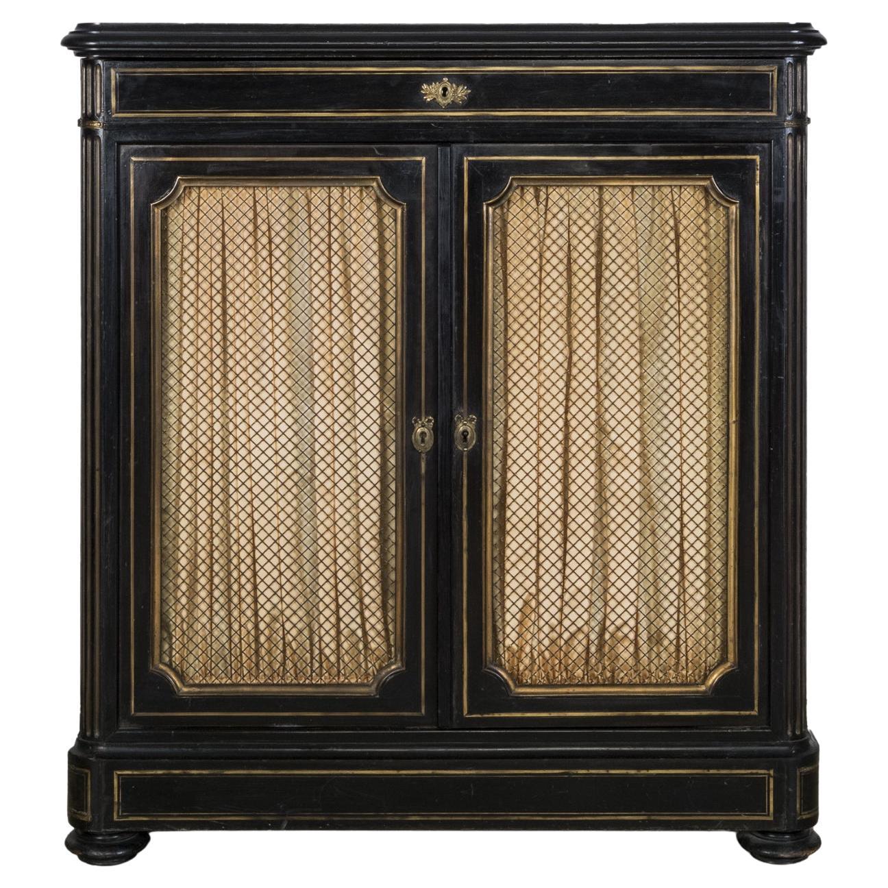 Petite armoire ancienne A.I.C. noire avec laiton de style Napoléon III en vente