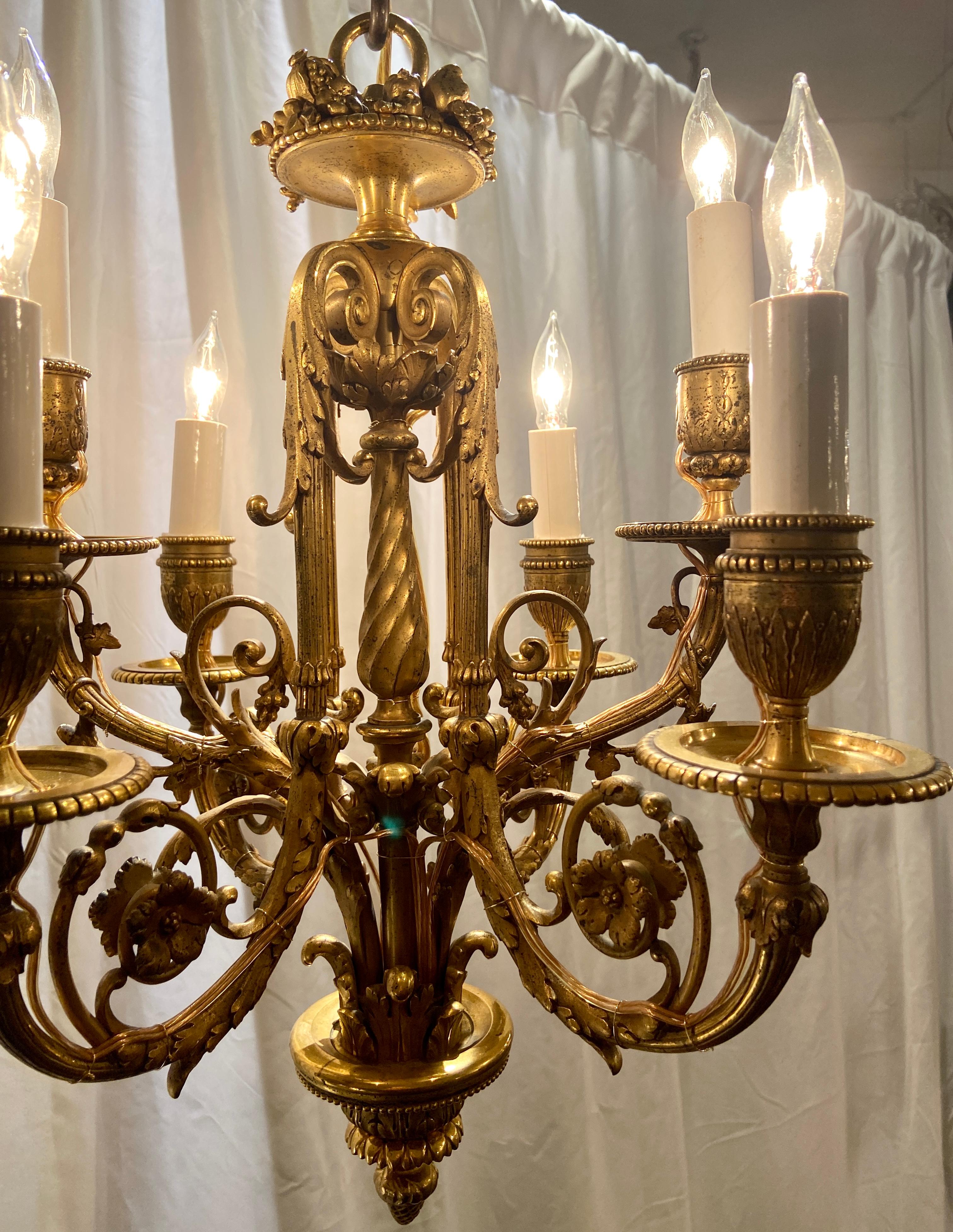 6flammiger antiker französischer Goldbronze-Kronleuchter im Louis-XVI.-Stil des 19. Jahrhunderts (Französisch) im Angebot