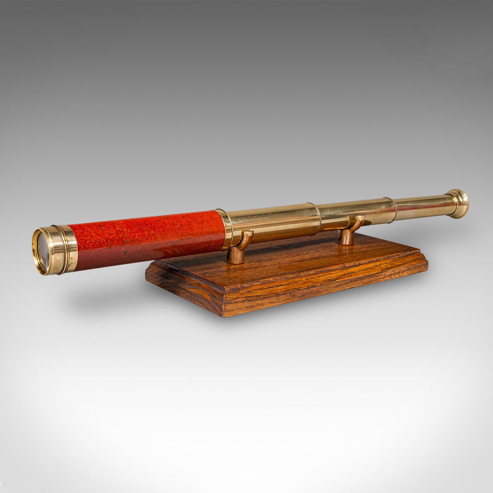 Il s'agit d'un petit télescope antique à trois tiroirs, une lunette terrestre anglaise en laiton et bois fruitier, datant de la fin de la période victorienne, vers 1900. Un instrument optique délicieusement tactile, avec des barillets en laiton fin