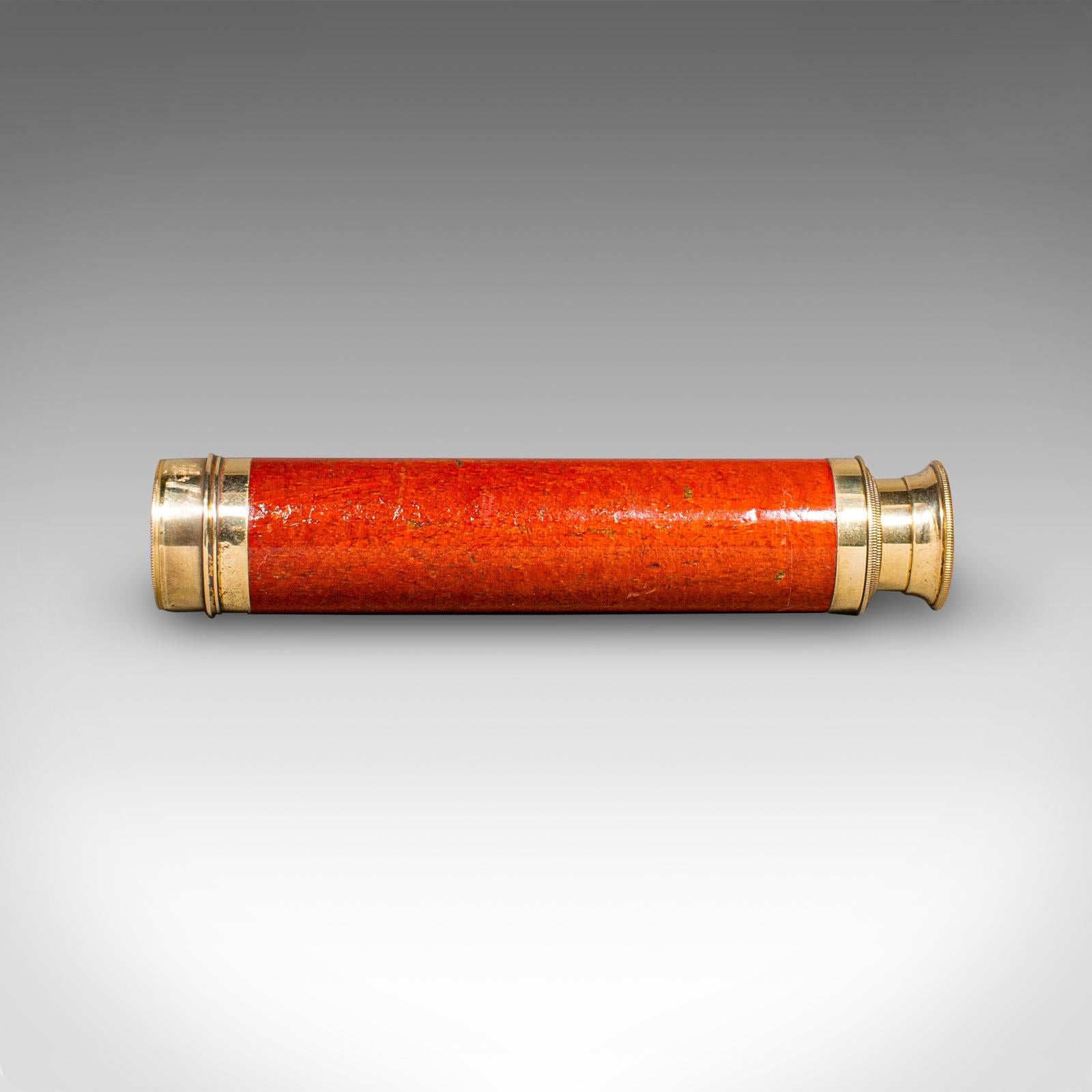 Britannique Petit télescope antique à 3 tiroirs, laiton anglais, bois fruitier, terrestre, victorien en vente