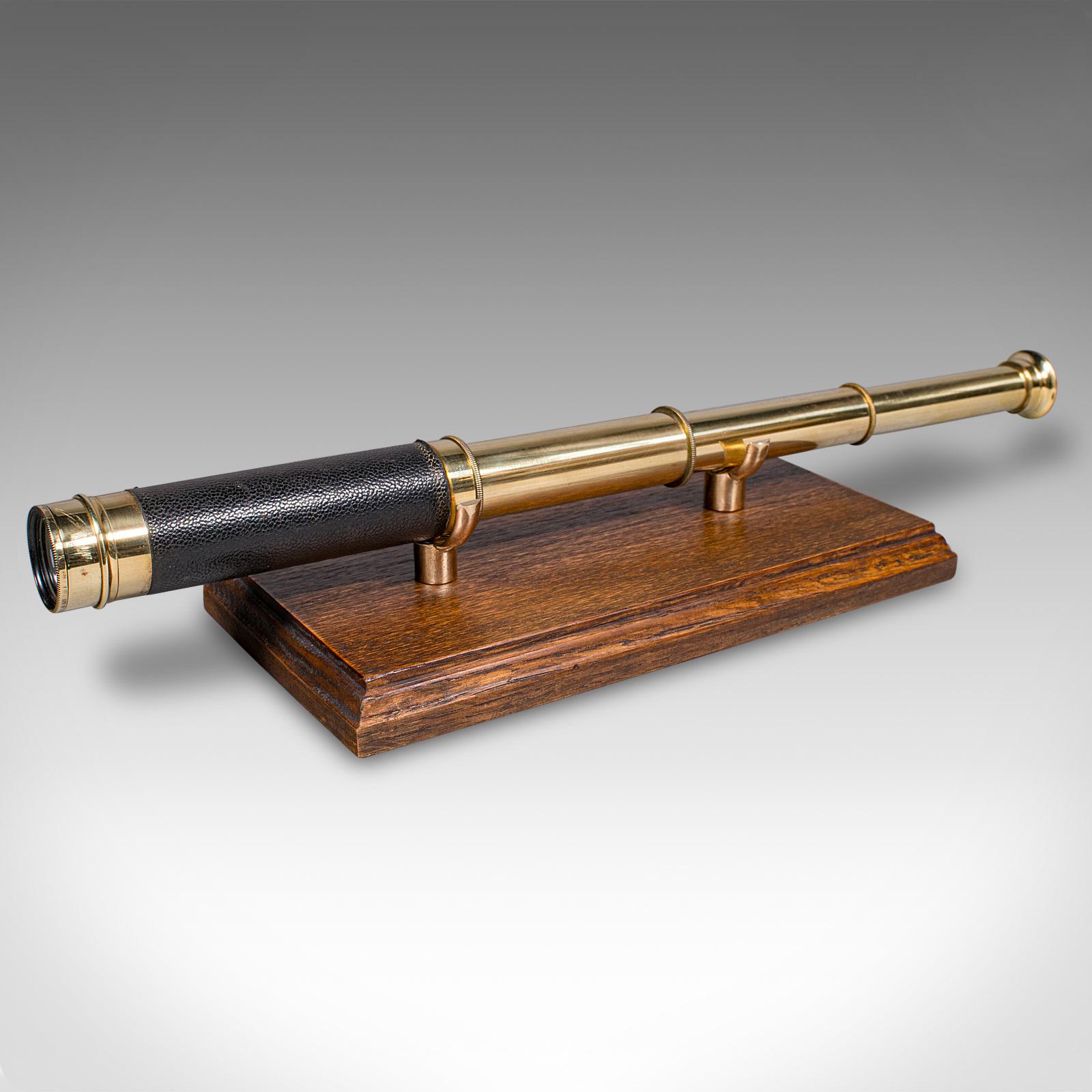 Il s'agit d'un petit télescope antique à trois tiroirs. Une longue-vue terrestre anglaise en laiton, datant de la fin de la période victorienne, vers 1900. Compact mais élégant, ce petit instrument offre à la fois un attrait de collection et un