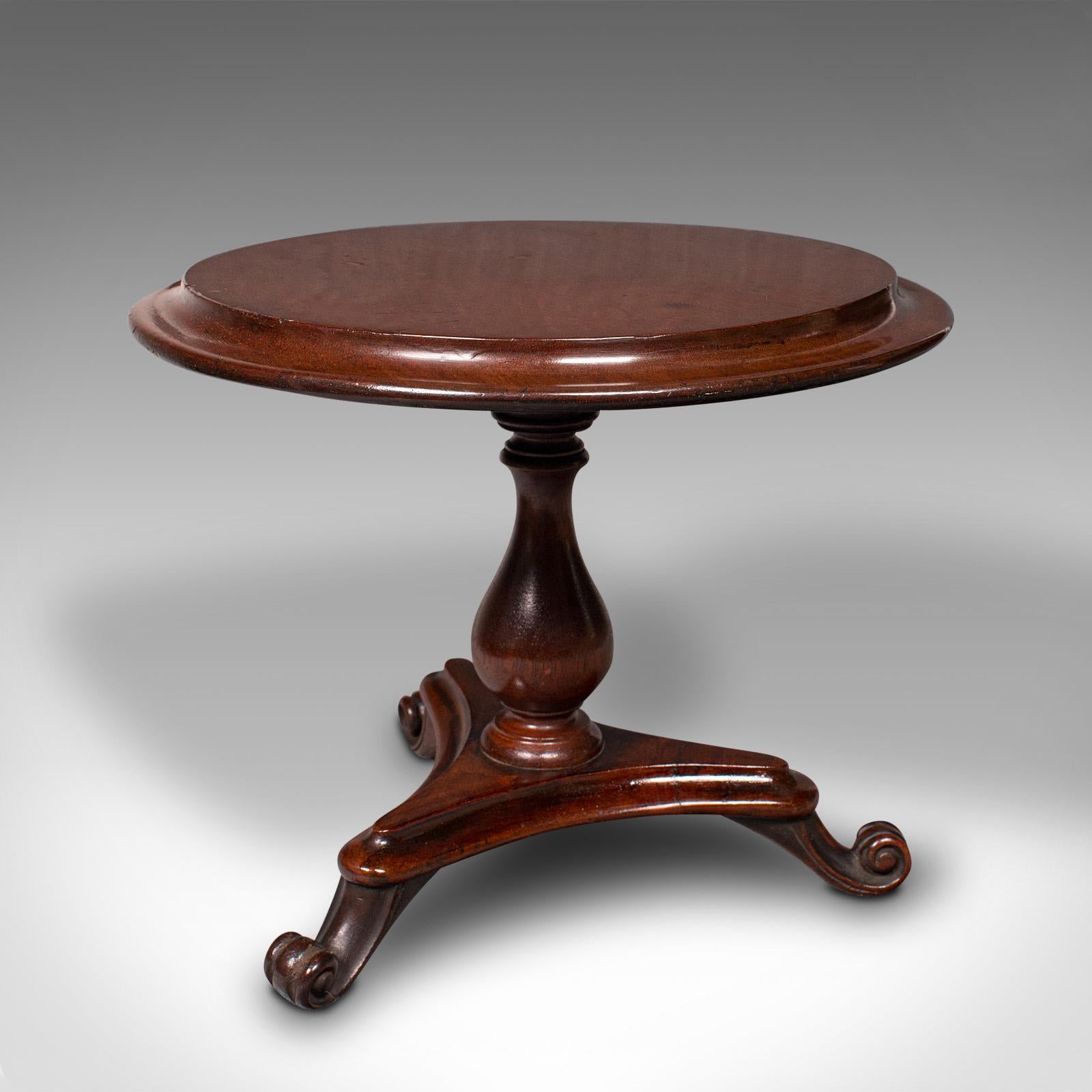 This is a small antique apprentice table. An English, mahogany example of miniature furniture, dating to the Victorian period, circa 1880.

Finely crafted apprentice piece, ideal for display or as showroom decor
Displaying a desirable aged patina