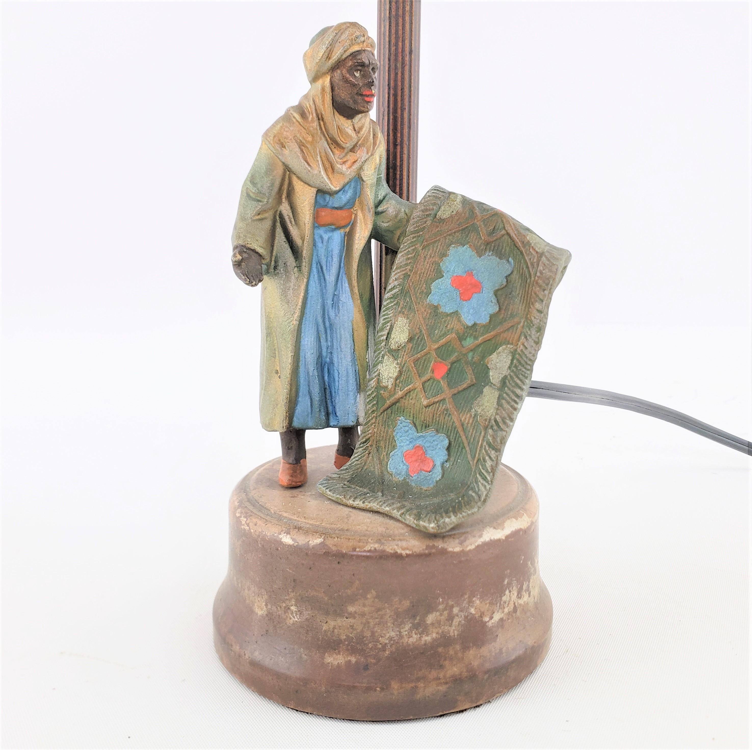Antike Art-Dco-Tischlampe aus gegossenem und kalt bemalter Zinn mit arabischem Motiv im Angebot 1
