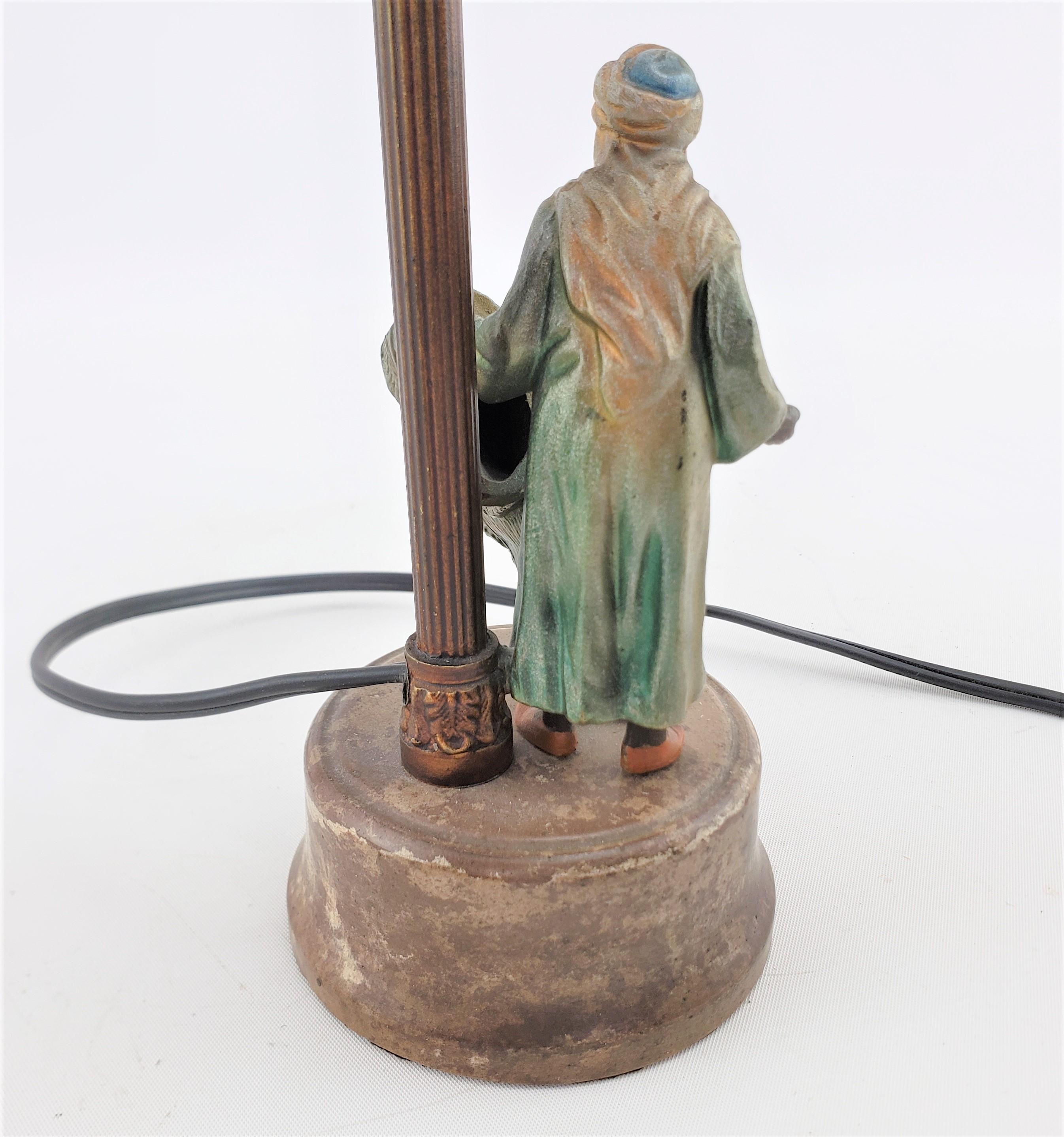 Antike Art-Dco-Tischlampe aus gegossenem und kalt bemalter Zinn mit arabischem Motiv im Angebot 3