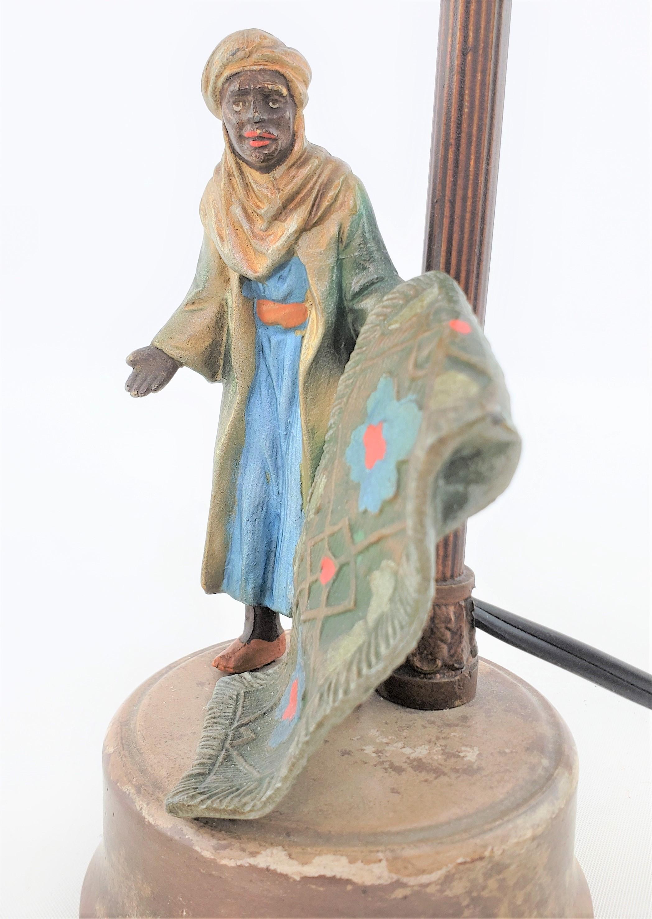 Antike Art-Dco-Tischlampe aus gegossenem und kalt bemalter Zinn mit arabischem Motiv im Angebot 5