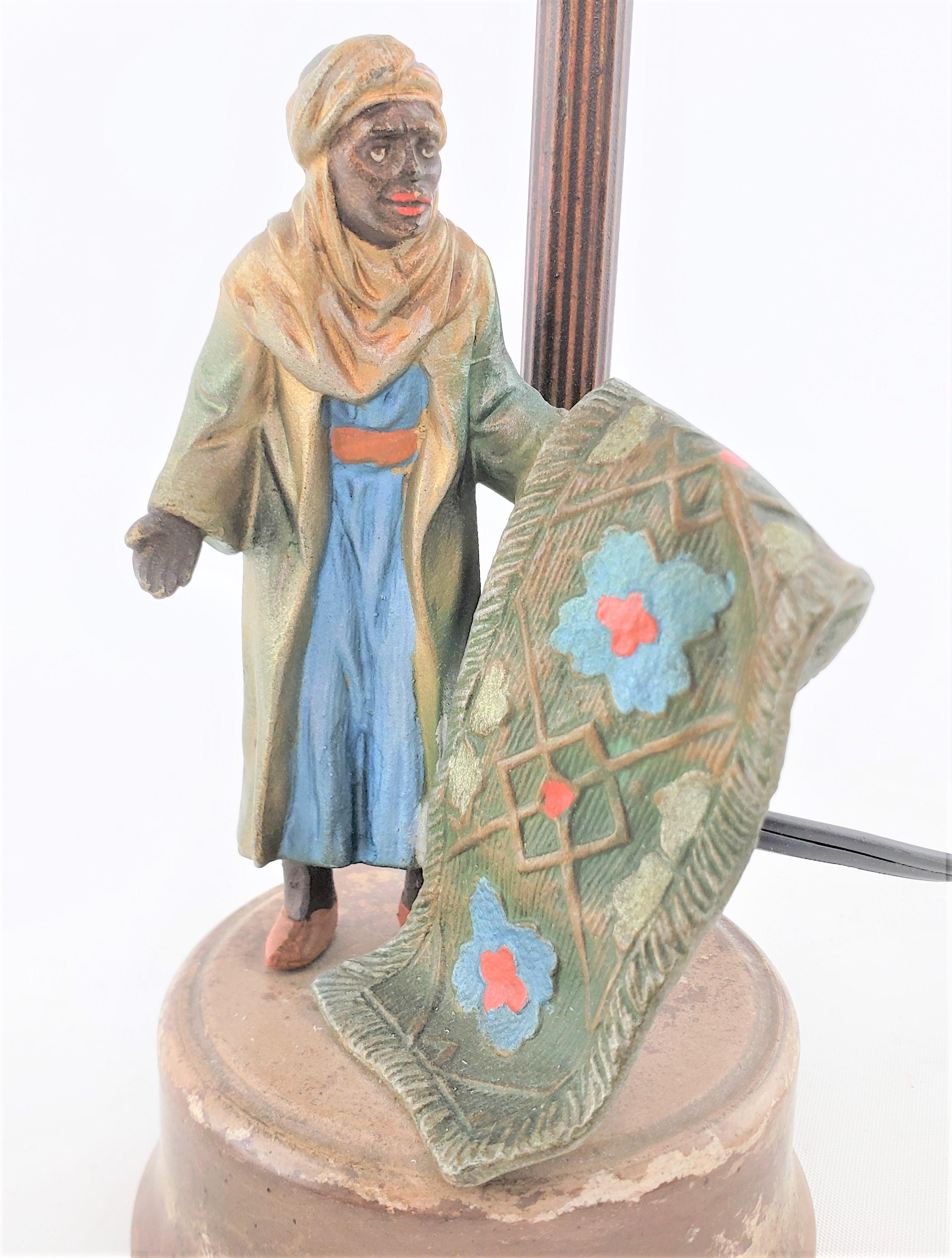 Petite lampe de bureau Art Dco ancienne en mtal moul et peint  froid avec motif arabe en vente 7