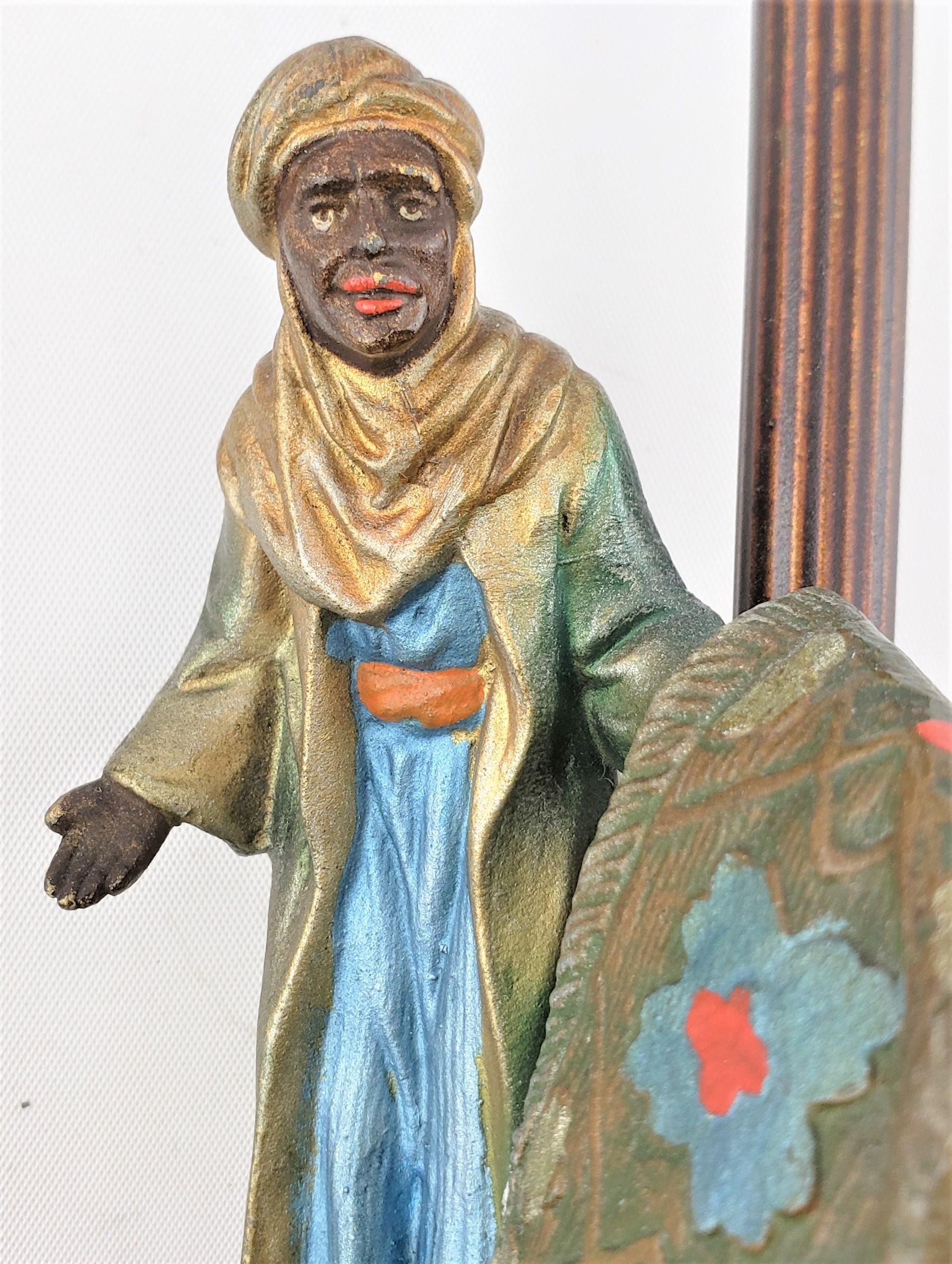 Petite lampe de bureau Art Dco ancienne en mtal moul et peint  froid avec motif arabe en vente 9