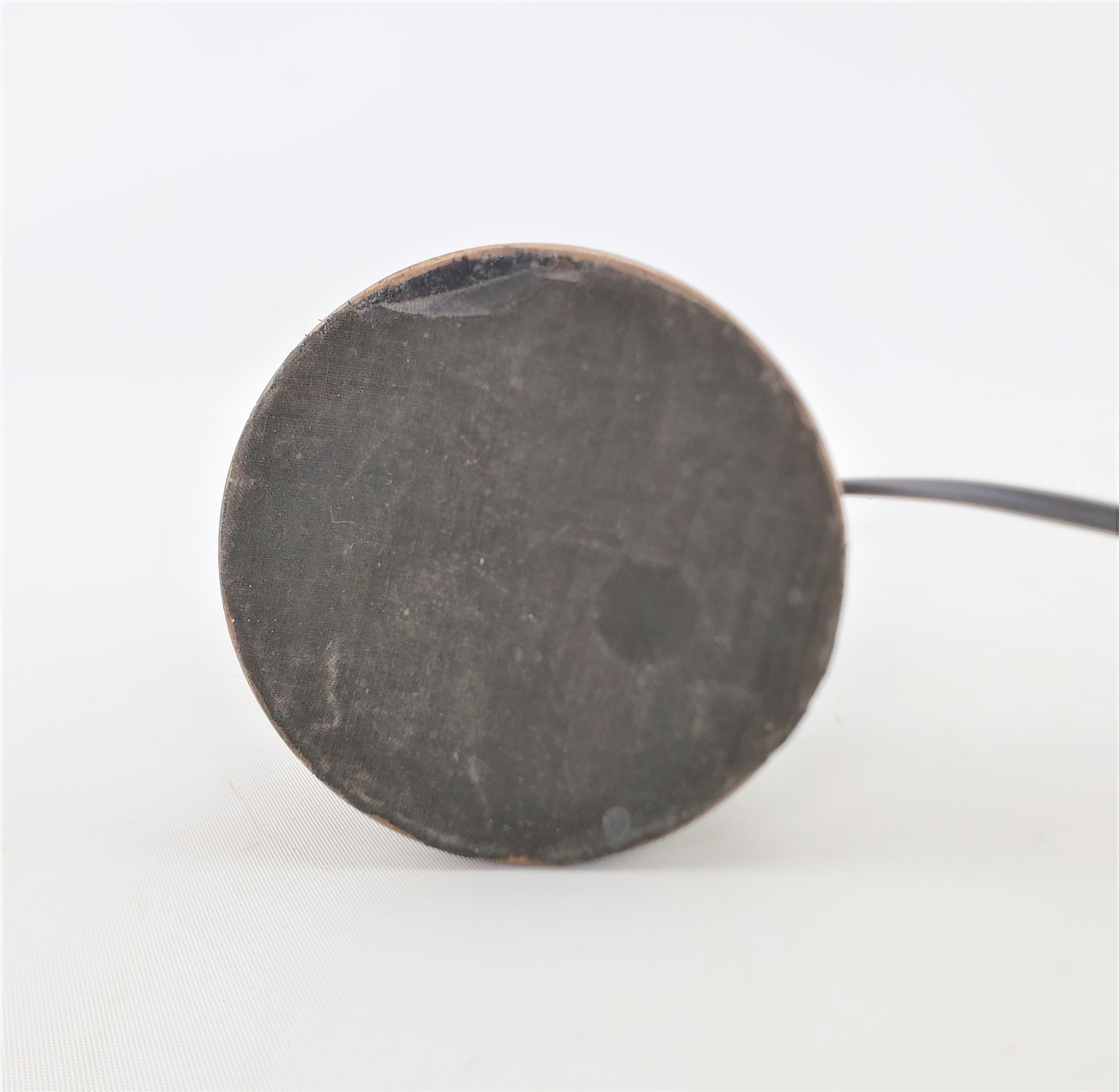 Petite lampe de bureau Art Dco ancienne en mtal moul et peint  froid avec motif arabe en vente 11