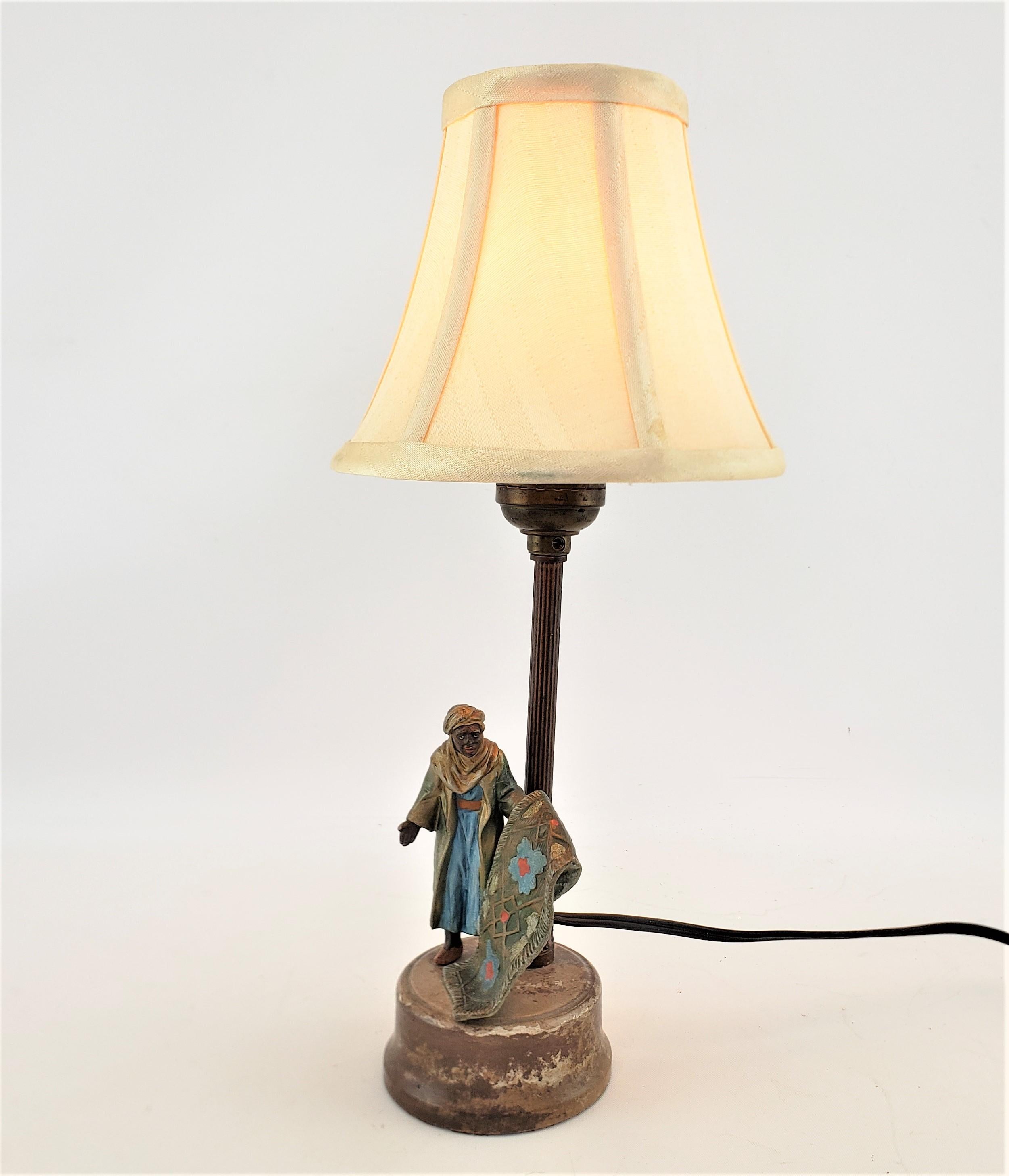 Art déco Petite lampe de bureau Art Dco ancienne en mtal moul et peint  froid avec motif arabe en vente
