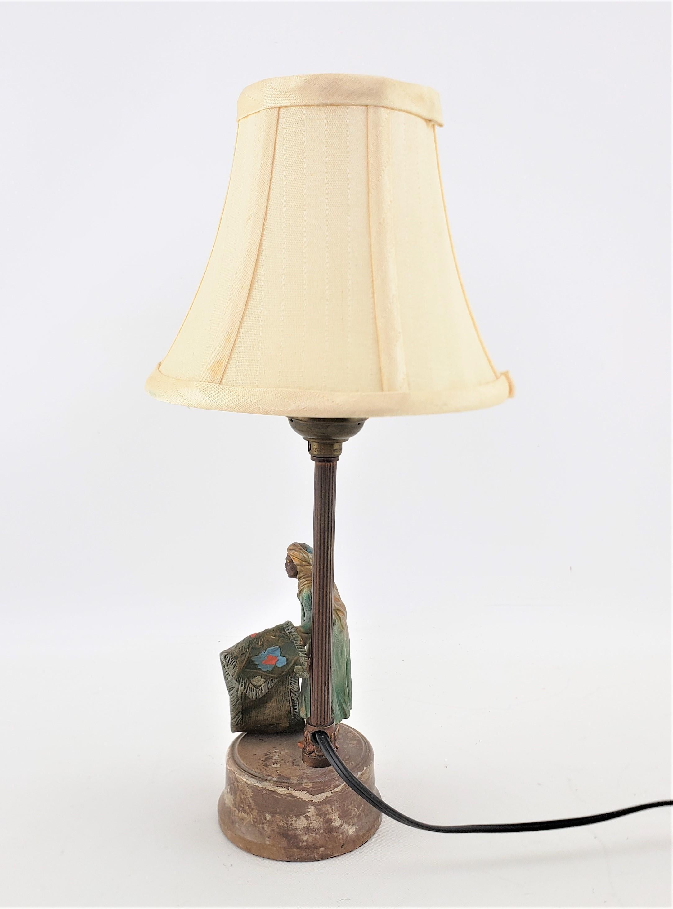 Antike Art-Dco-Tischlampe aus gegossenem und kalt bemalter Zinn mit arabischem Motiv (Art déco) im Angebot