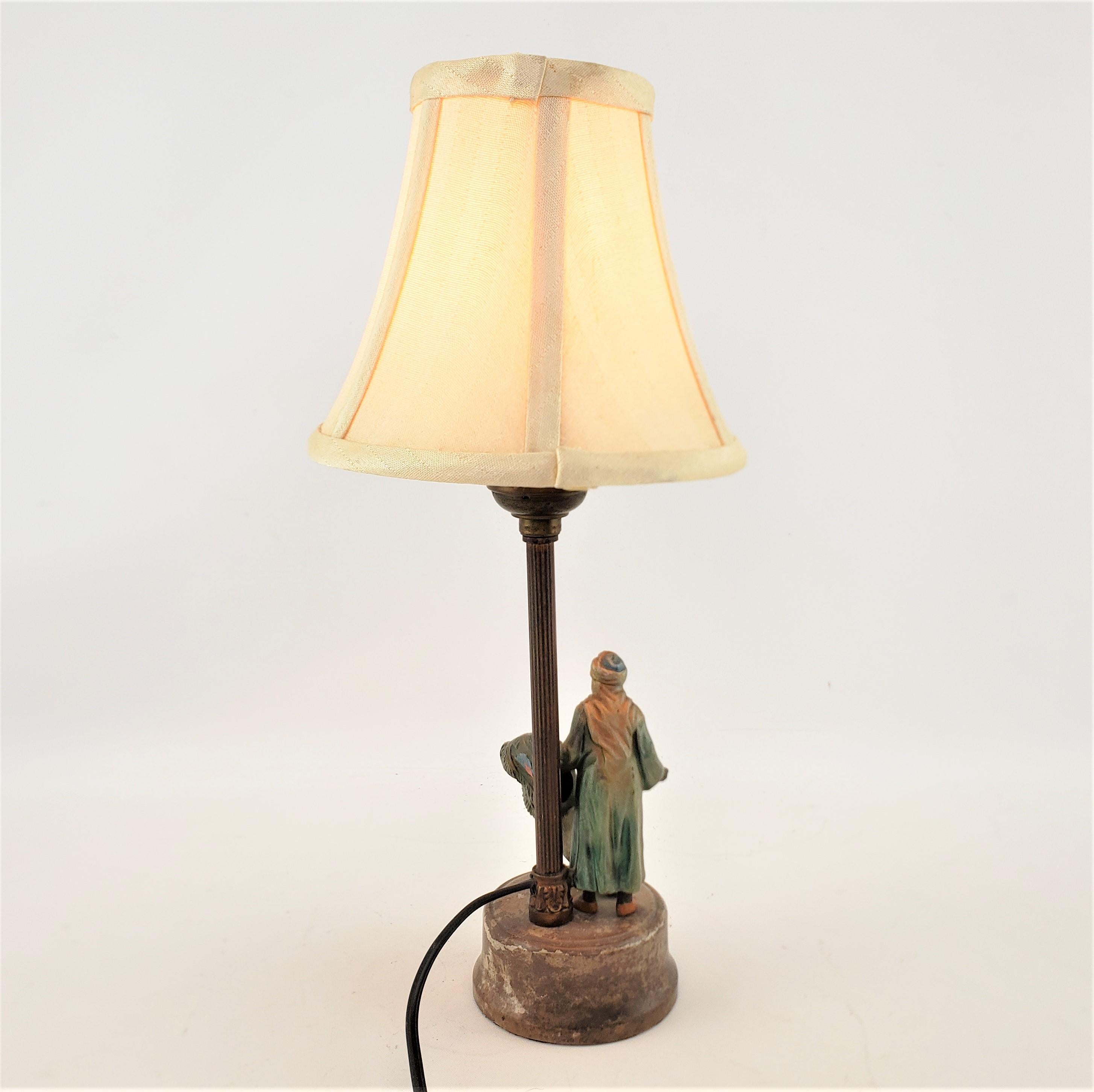 Antike Art-Dco-Tischlampe aus gegossenem und kalt bemalter Zinn mit arabischem Motiv (Österreichisch) im Angebot