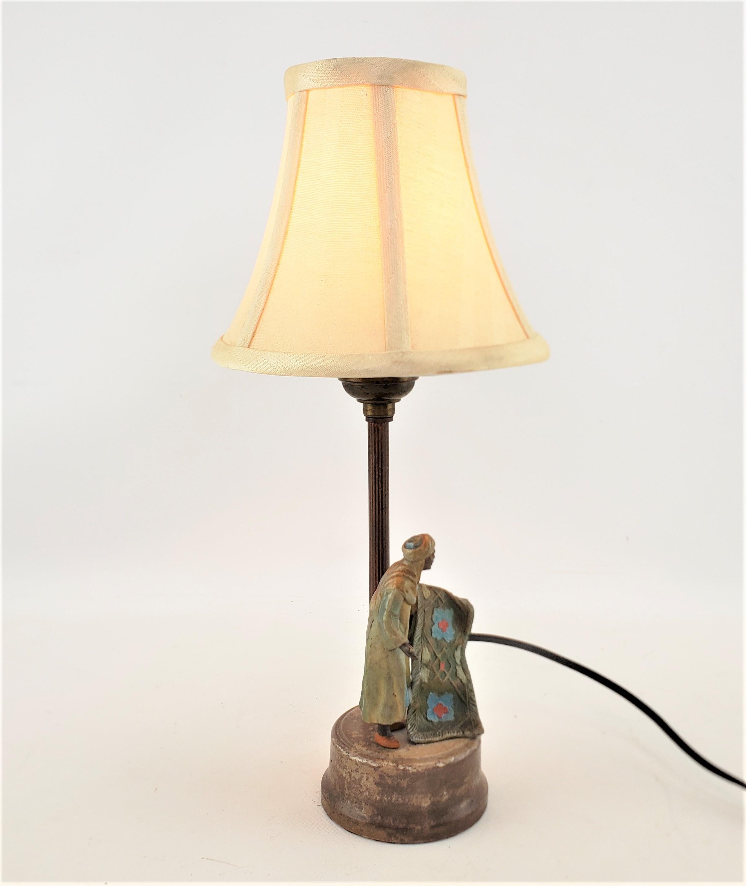 Antike Art-Dco-Tischlampe aus gegossenem und kalt bemalter Zinn mit arabischem Motiv (Gegossen) im Angebot