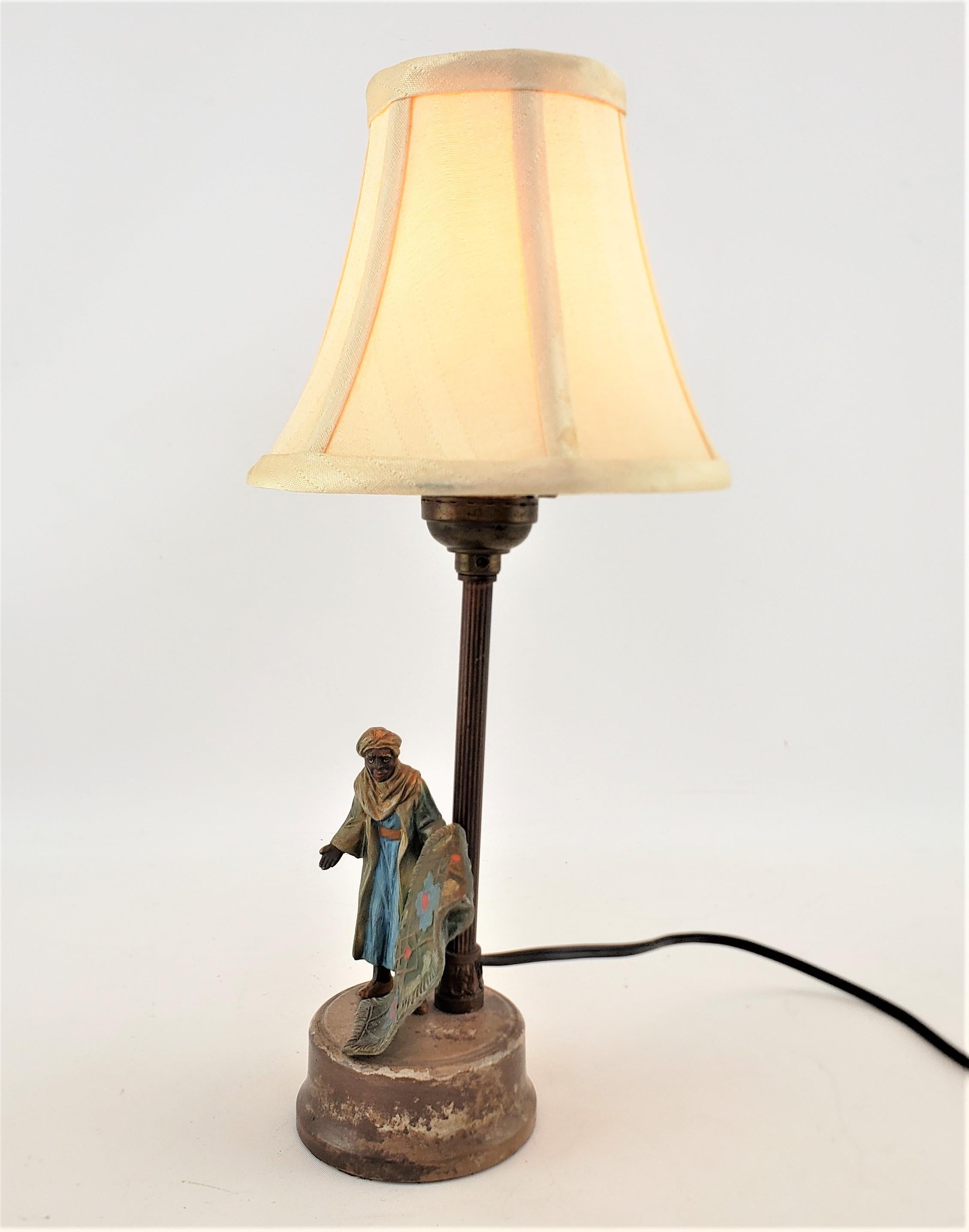 Antike Art-Dco-Tischlampe aus gegossenem und kalt bemalter Zinn mit arabischem Motiv (20. Jahrhundert) im Angebot