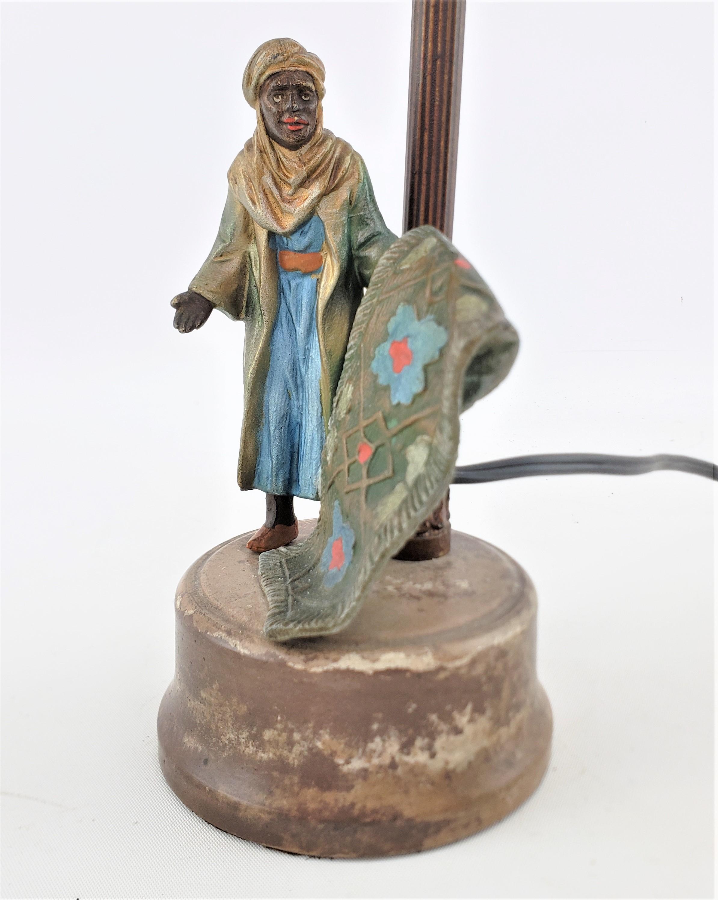 Petite lampe de bureau Art Dco ancienne en mtal moul et peint  froid avec motif arabe en vente 1