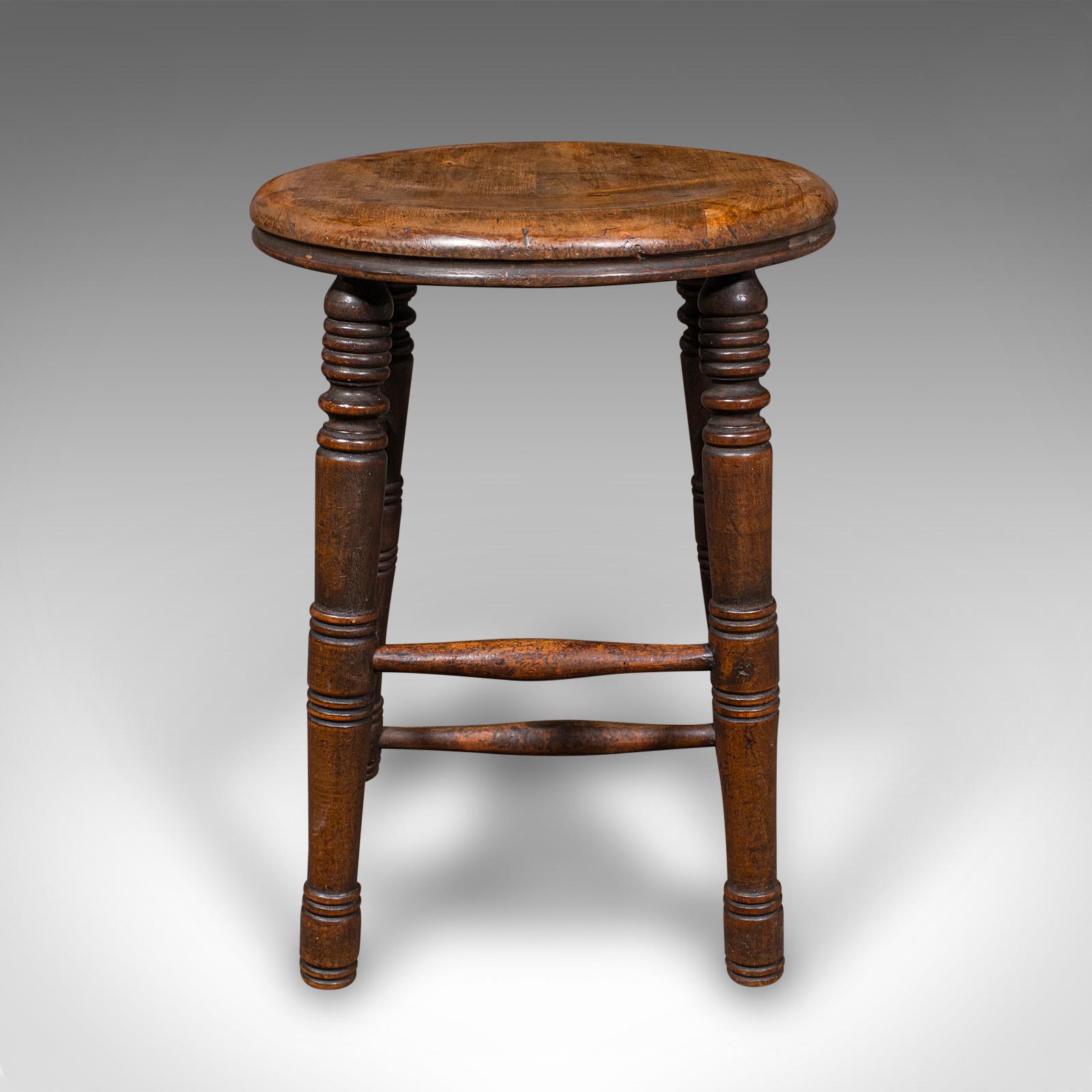 Voici un charmant petit tabouret d'artiste ancien, de fabrication anglaise en hêtre, datant de la fin de la période victorienne, vers 1890. De forme compacte et pleine de charme rustique, elle est idéale pour le travail de chevalet ou pour s'asseoir