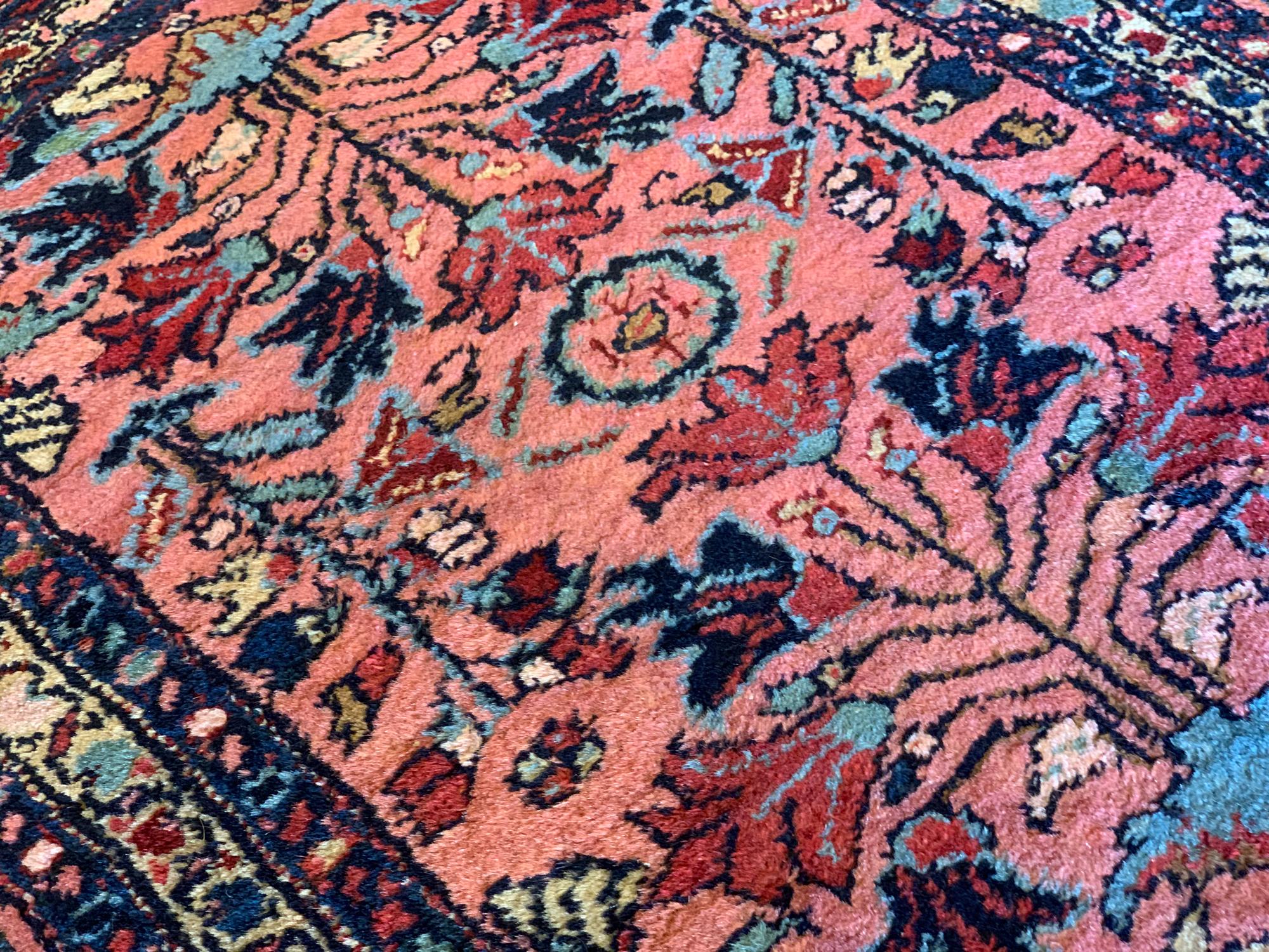 Antiker handgefertigter rosa handgefertigter Aserbaidschan-Teppich aus Wolle (Aserbaidschanisch) im Angebot