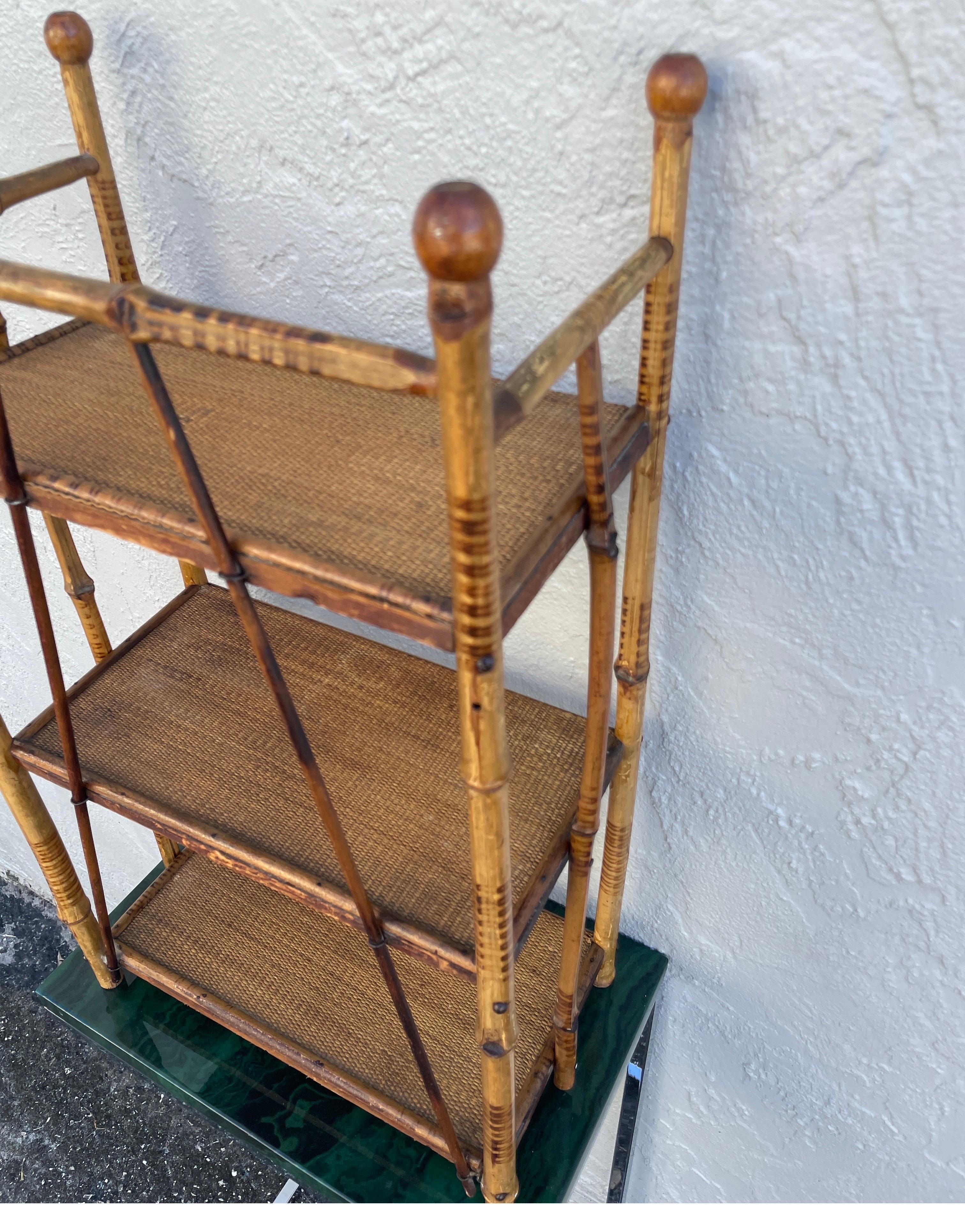 XIX secolo Piccolo scaffale a tre livelli in bambù antico in vendita