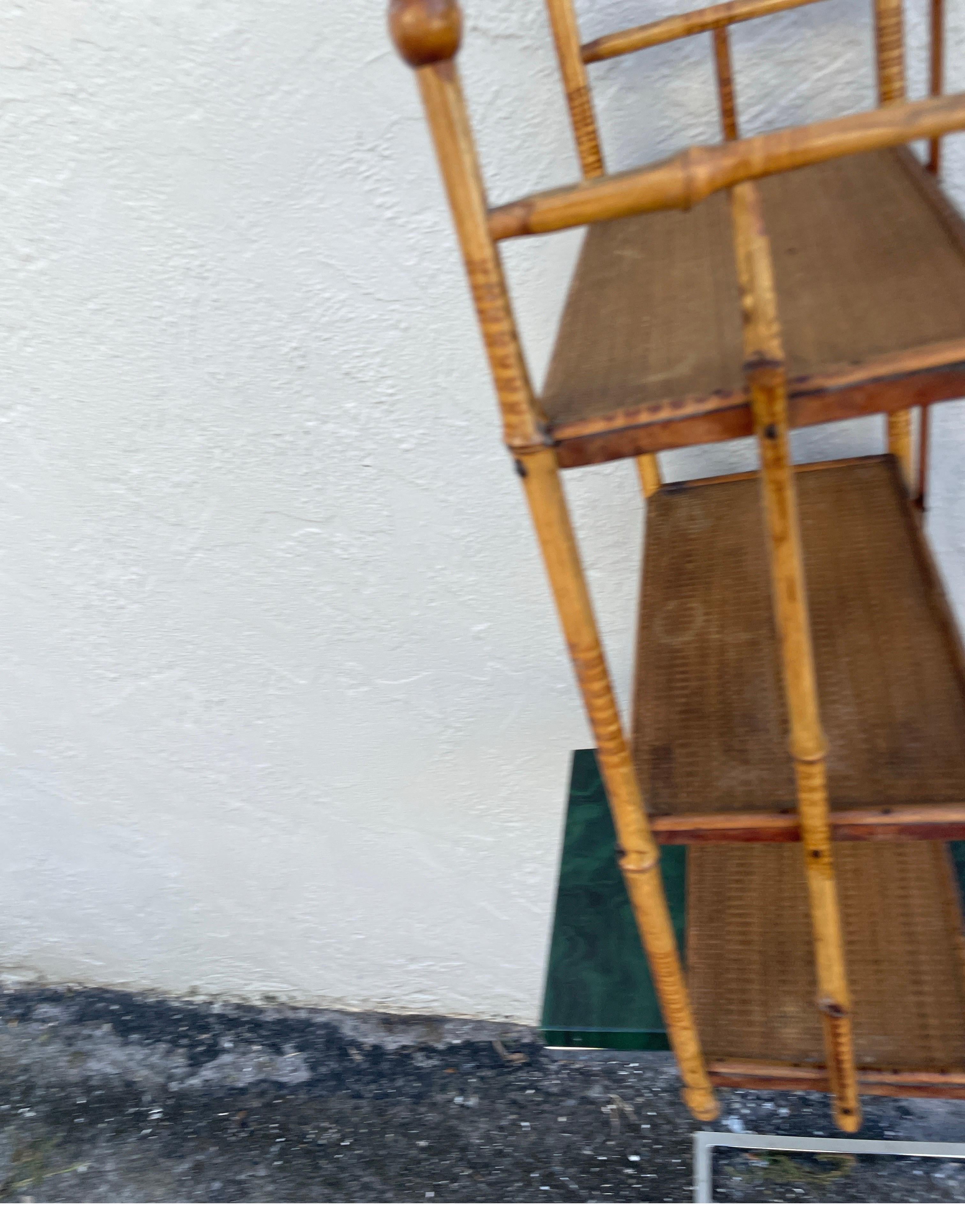 Piccolo scaffale a tre livelli in bambù antico in vendita 1