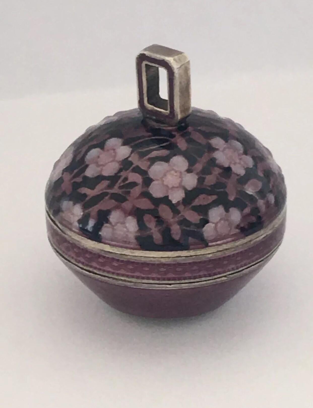 Small Antique Beautiful Enamel Pendant / Ball Watch For Sale 2