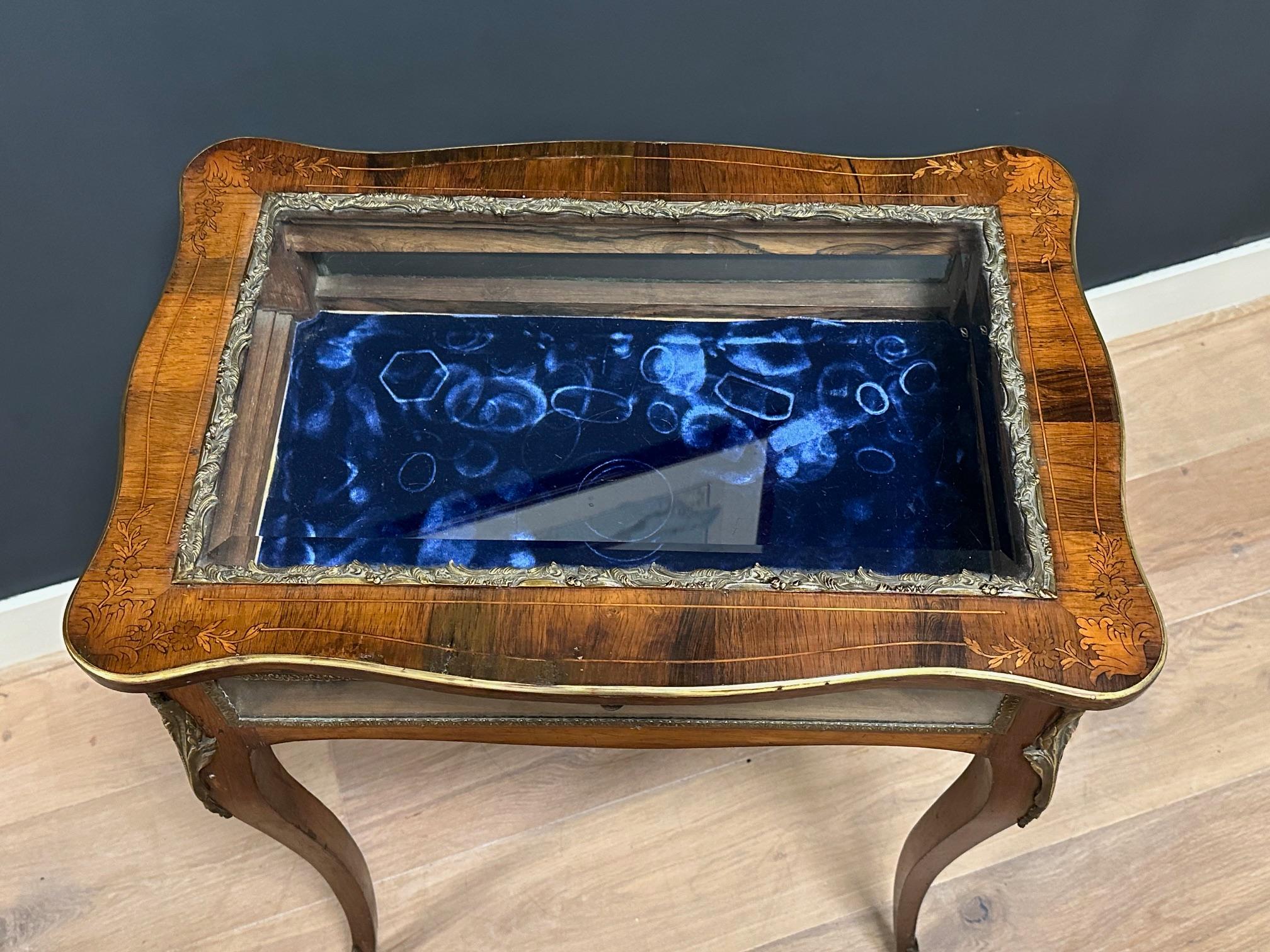 Mahogany small antique bijouterie table For Sale