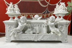 Petite pièce centrale antique en biscuit