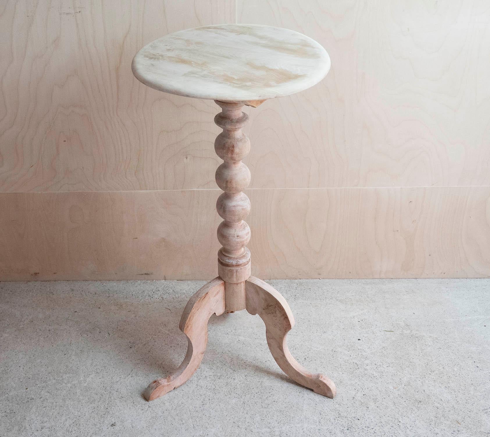 Fabulous small round table. Made from fruitwood. Recently bleached.

I particularly like its simplicity. 

I have chosen not to lacquer or wax the table.

Sturdy construction

Free UK shipping










  