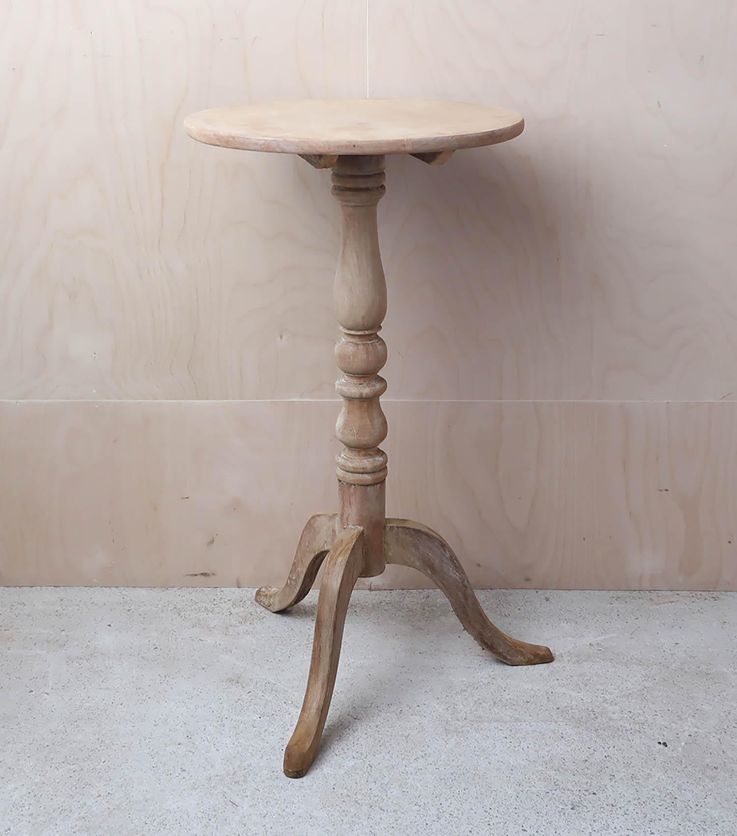 Fabulous small round table. Made from bleached tropical hardwood 

I particularly like its simplicity. 

I have chosen not to lacquer or wax the table.

Sturdy construction










  