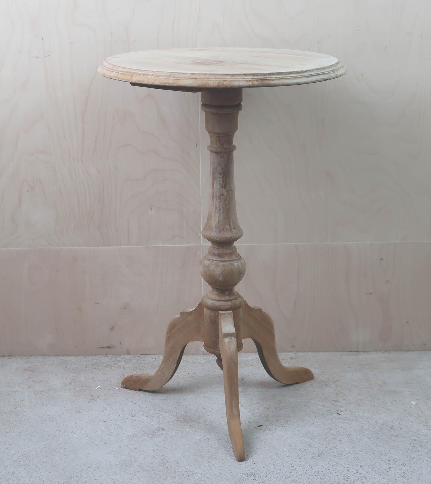 Fabulous small round table. Made from bleached tropical hardwood 

Nicely figured top

I particularly like its simplicity. 

I have chosen not to lacquer or wax the table.

Sturdy construction










  