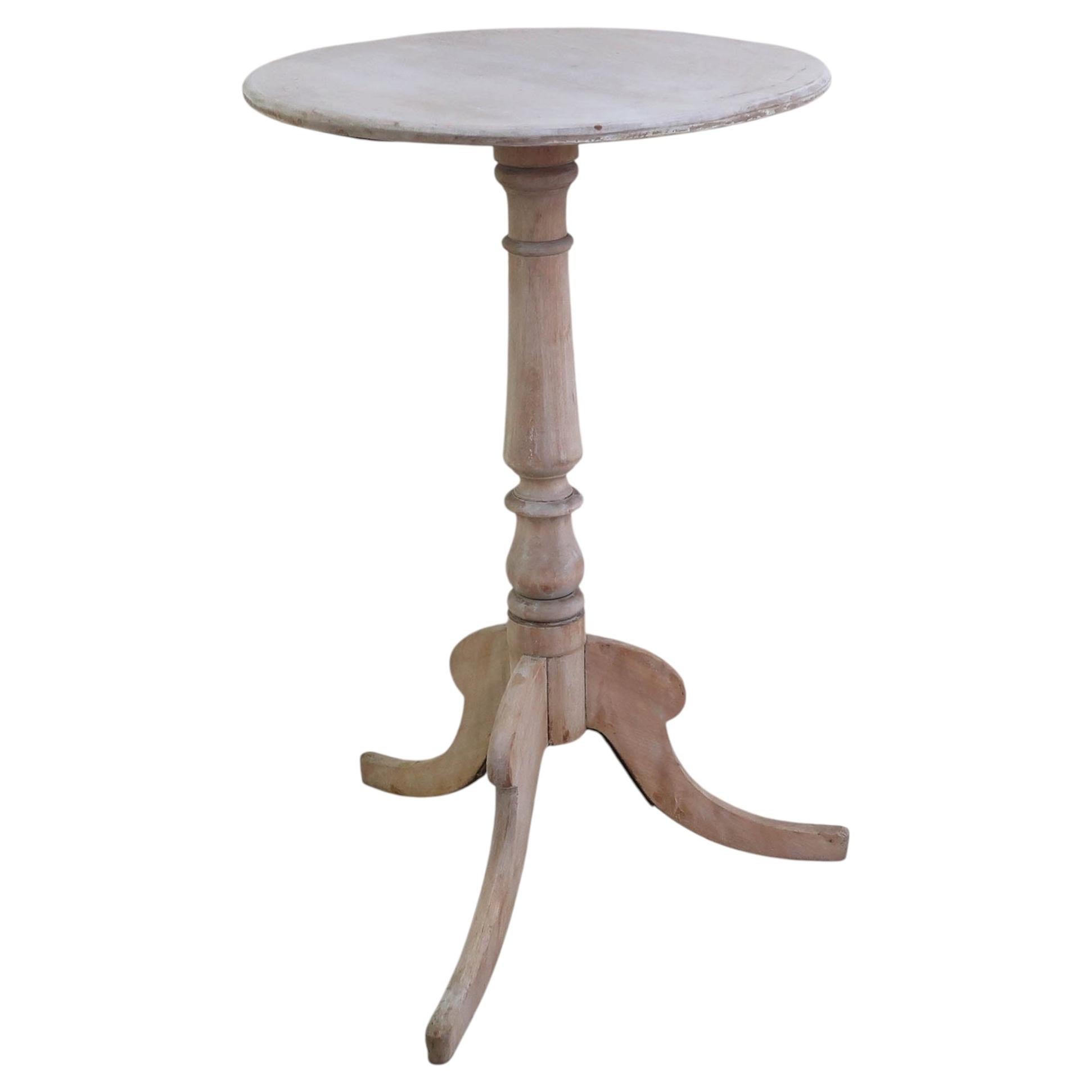 Petite table d'appoint ronde ancienne blanchie de style gustavien. Anglais, vers 1850