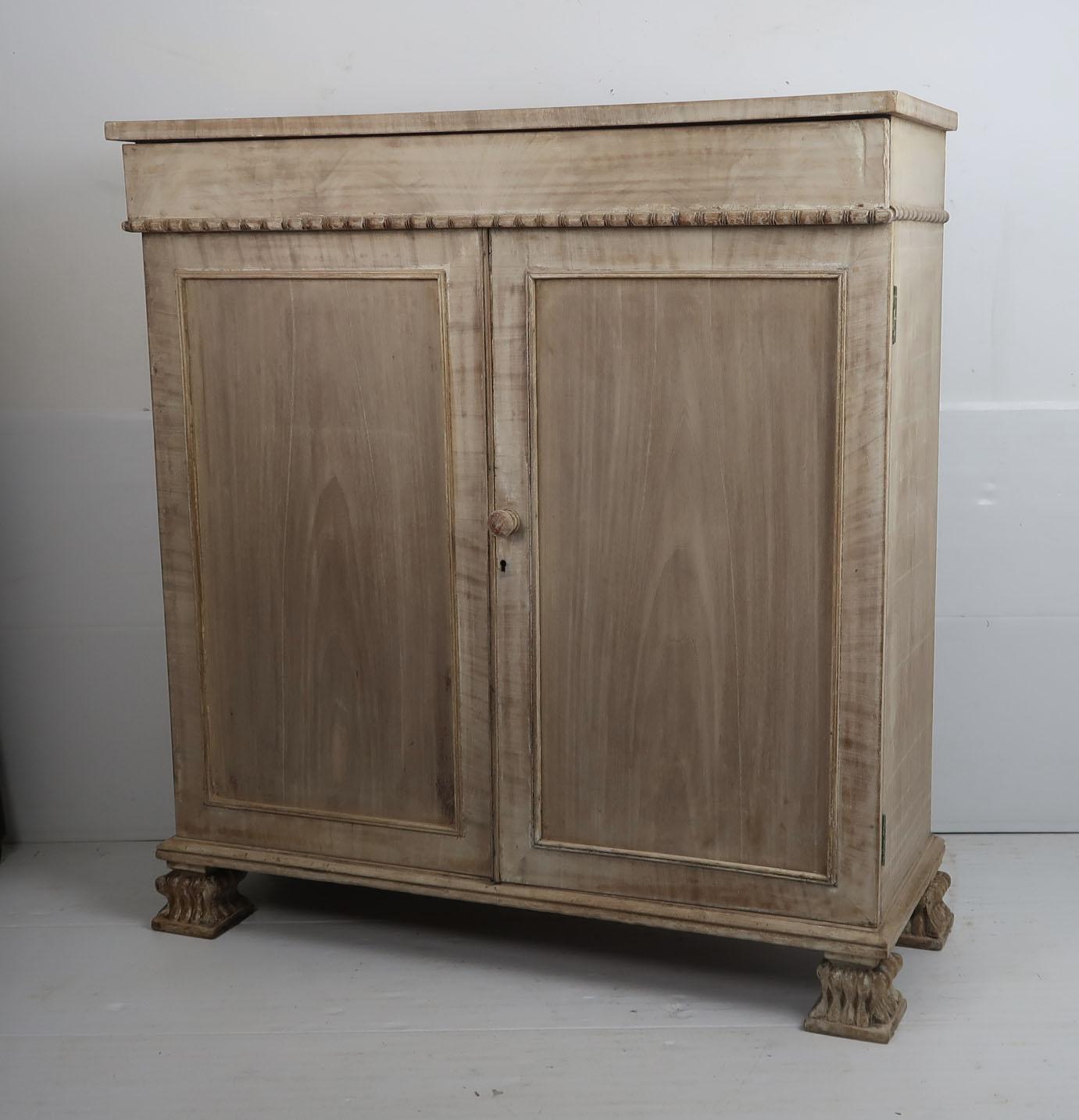 Fabulous small bleached mahogany side cabinet, buffet or server

In Palladian or neoclassical style

I particularly like the beaded detail on the bottom edge of the drawer and the amazing feet

Beautifully figured mahogany particularly on the