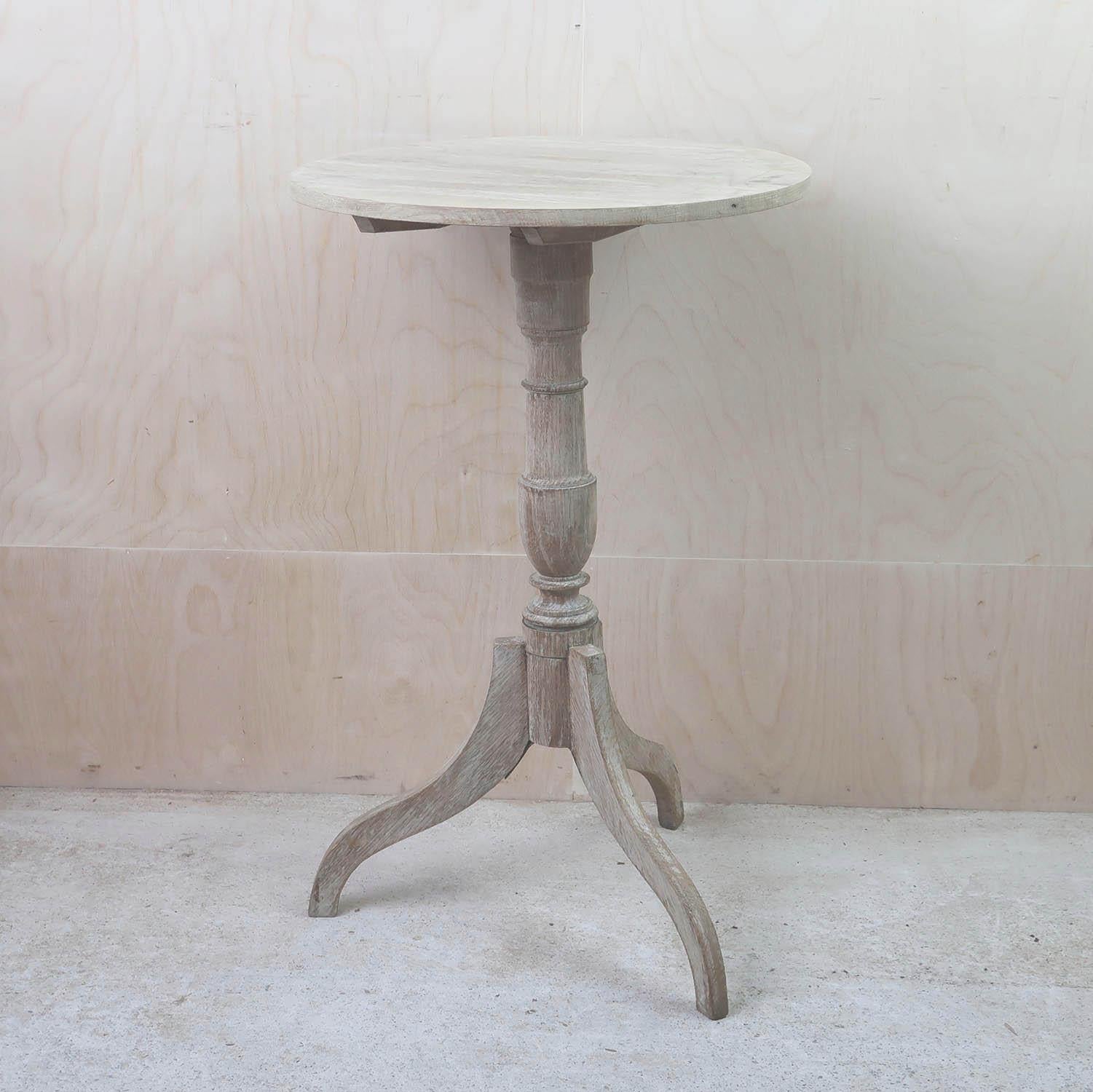 Pequeña mesa auxiliar redonda antigua de roble blanqueado. Inglés, circa 1830 Blanqueado en venta