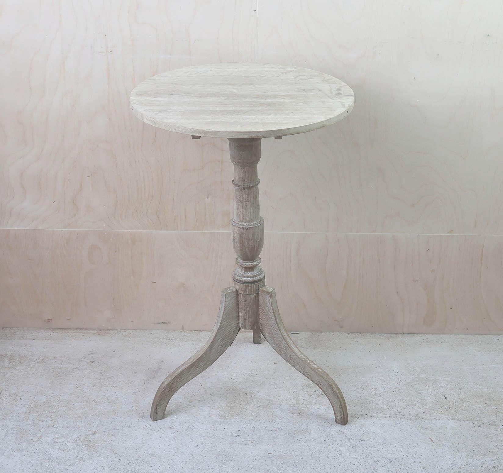 Pequeña mesa auxiliar redonda antigua de roble blanqueado. Inglés, circa 1830 en Bueno estado para la venta en St Annes, Lancashire