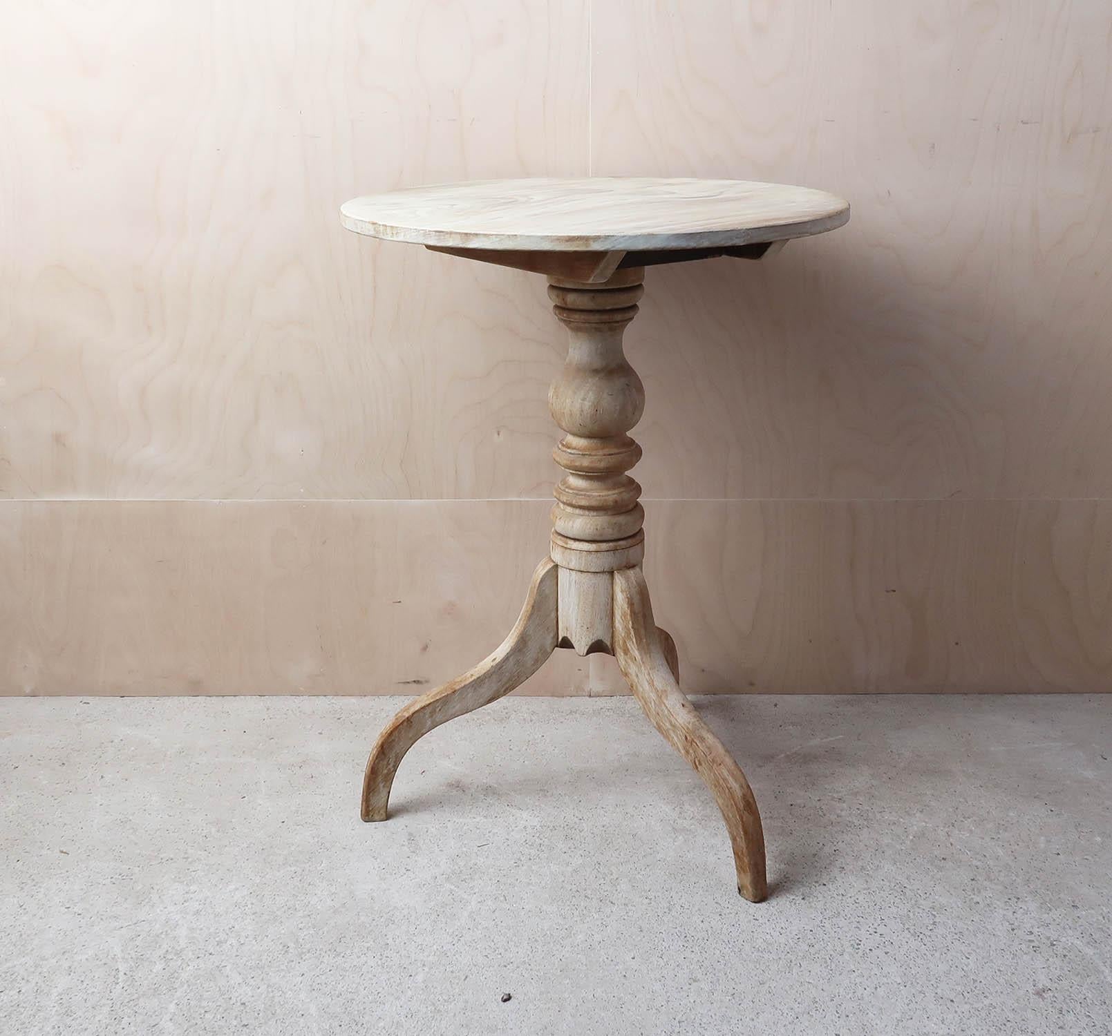 Fabulous small round table. Made from bleached tropical hardwood 

Amazing figure to the top

I particularly like its simplicity. 

I have chosen not to lacquer or wax the table.

Sturdy construction










  