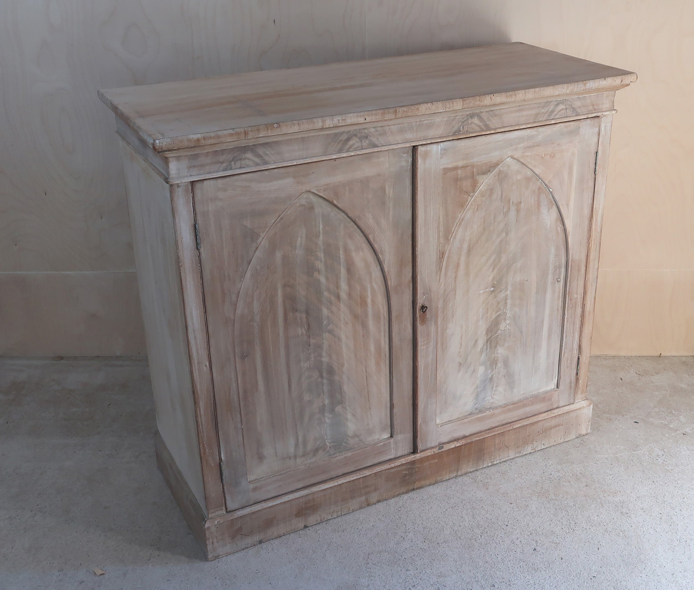 Favoloso piccolo mobile georgiano in legno duro tropicale

Eleganza dei pannelli delle porte ad arco gotico con una figura sorprendente nelle venature

Recentemente sbiancato

Mi piace in particolare la semplicità di questo pezzo 

Spedizione