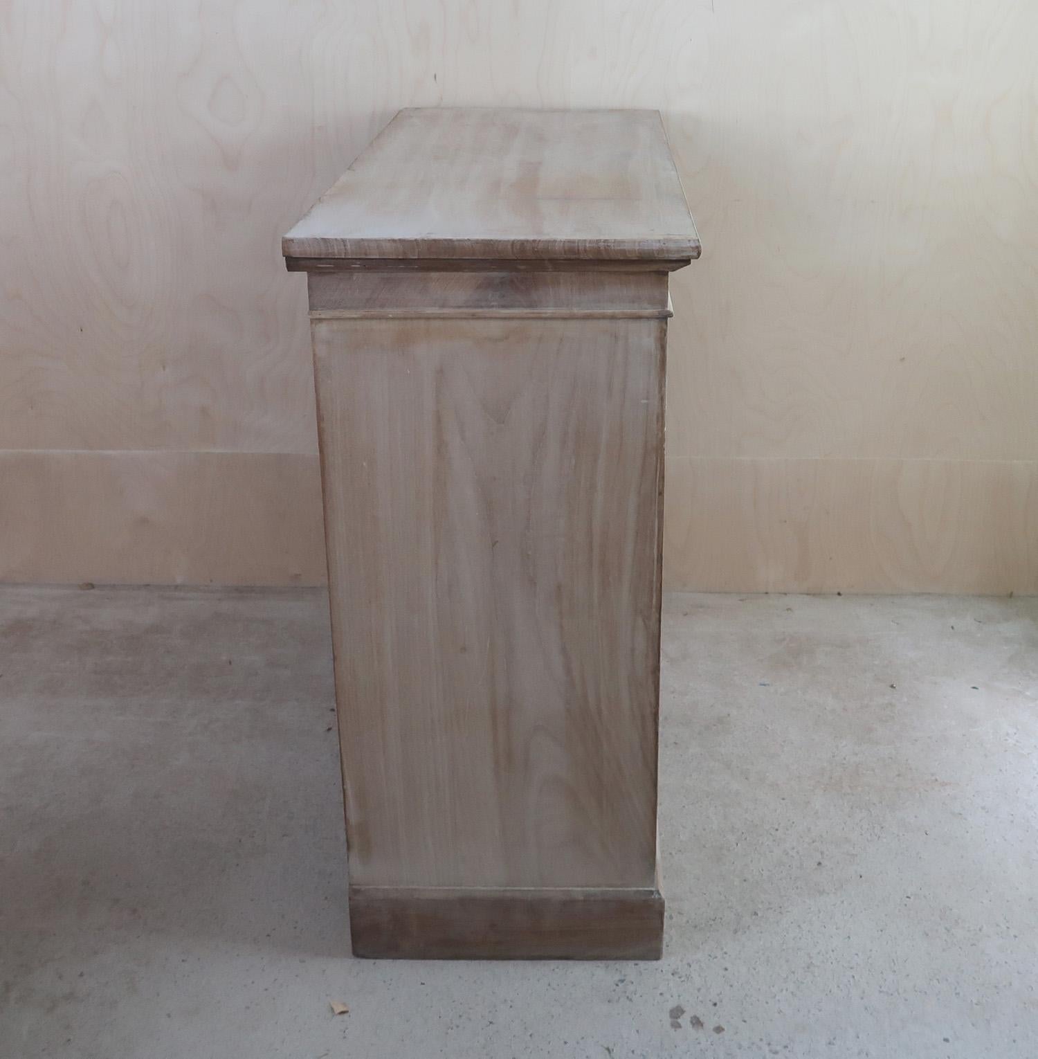 Legno Piccolo mobile laterale antico sbiancato con pannelli della porta ad arco gotico. C.1820 in vendita