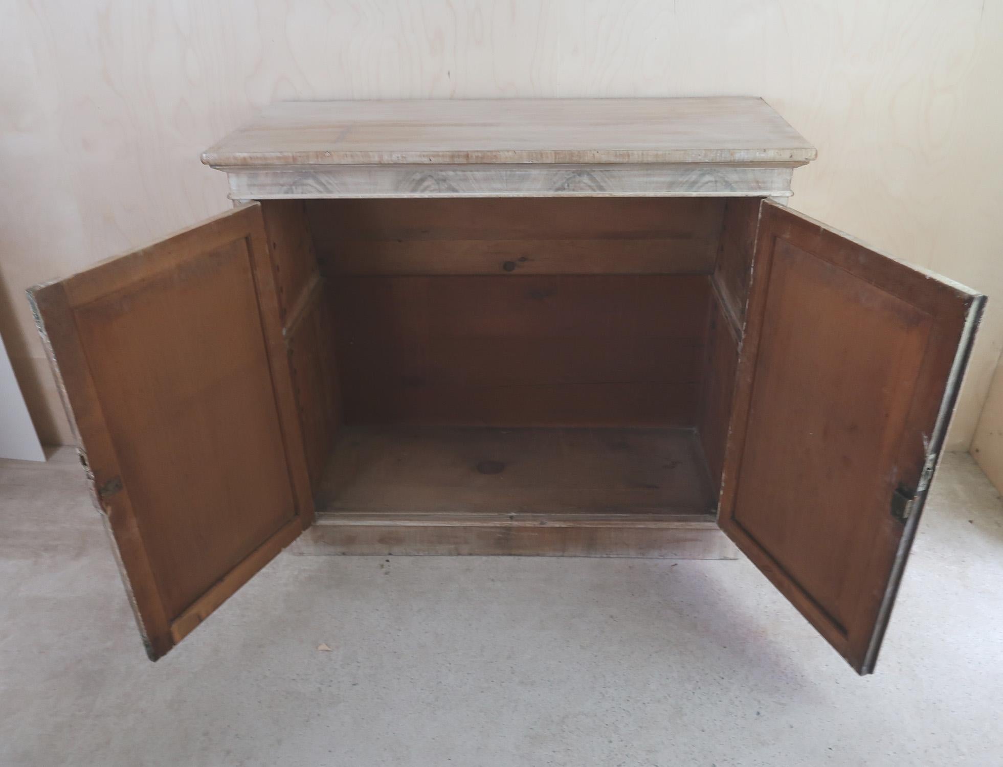 Piccolo mobile laterale antico sbiancato con pannelli della porta ad arco gotico. C.1820 in vendita 1