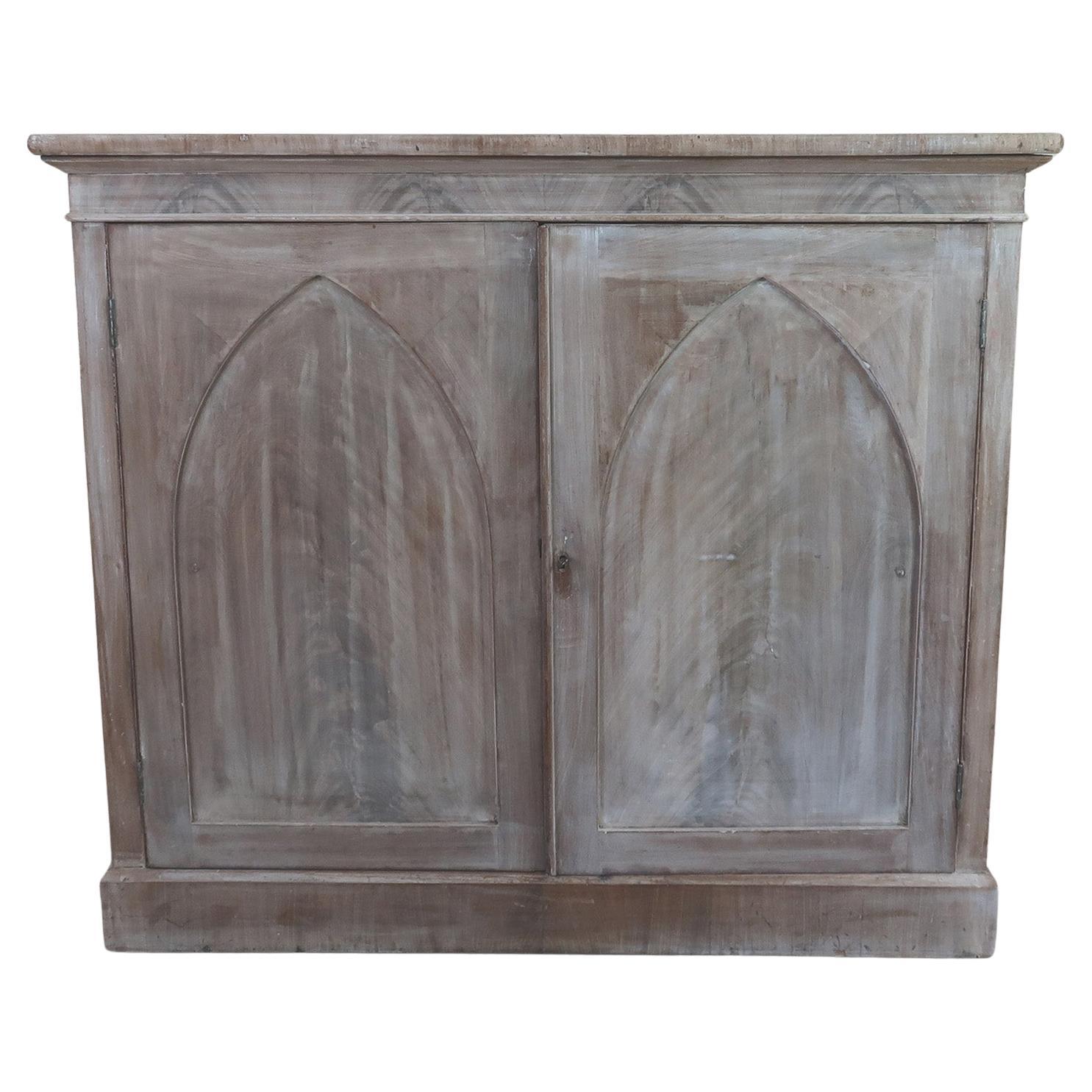 Piccolo mobile laterale antico sbiancato con pannelli della porta ad arco gotico. C.1820 in vendita
