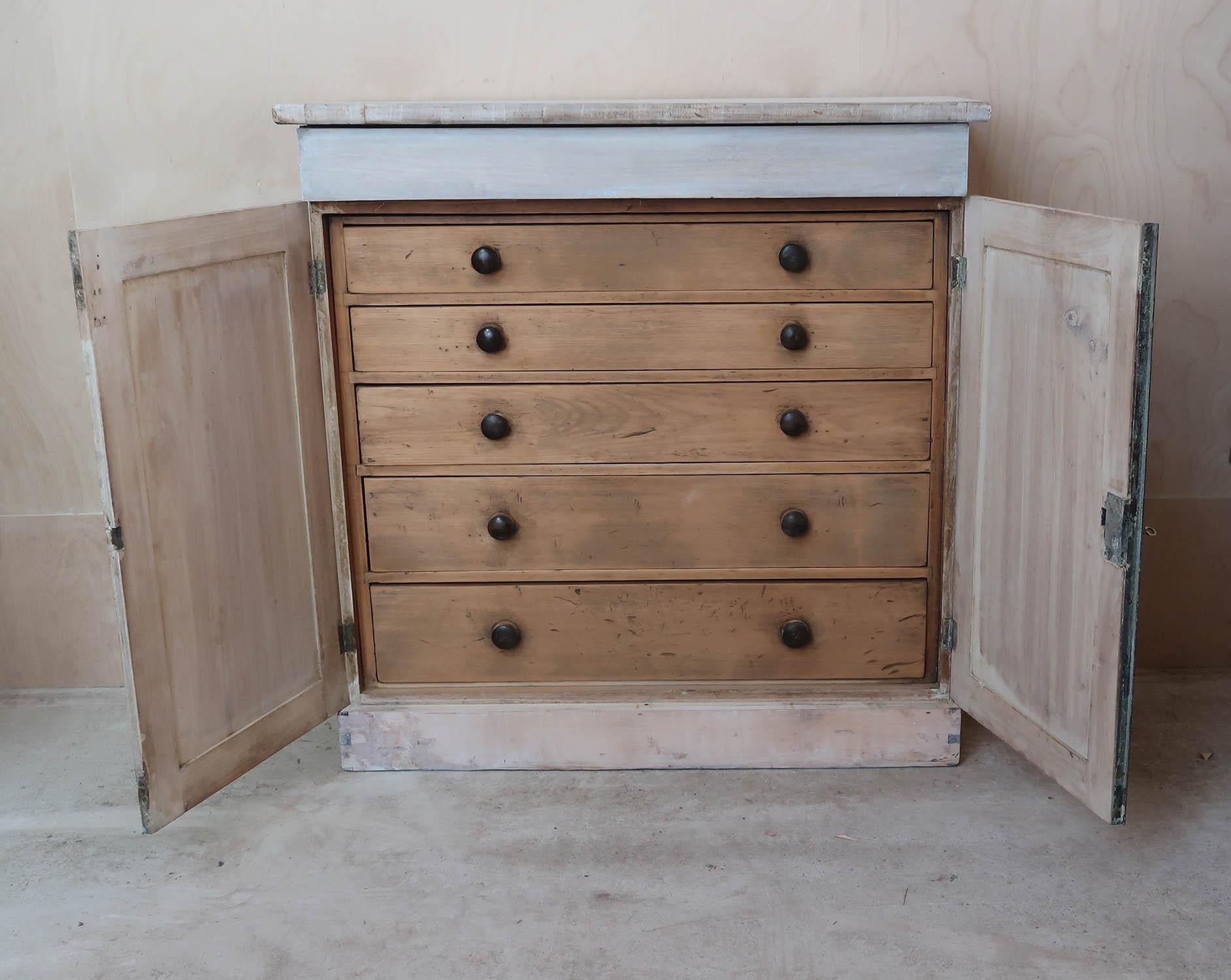 Fabuleux petit meuble d'appoint géorgien en bois dur tropical avec tiroirs intérieurs en pin. 

Un seul tiroir extérieur dans la partie supérieure.

Récemment blanchi

J'aime particulièrement la simplicité de cette pièce 

Avec clé

Livraison