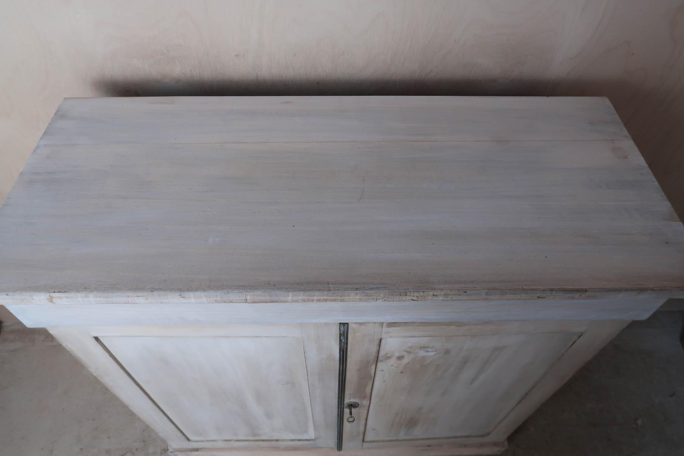Blanchi Petit meuble d'appoint ancien blanchi avec tiroirs en pin. Anglais C.1830 en vente