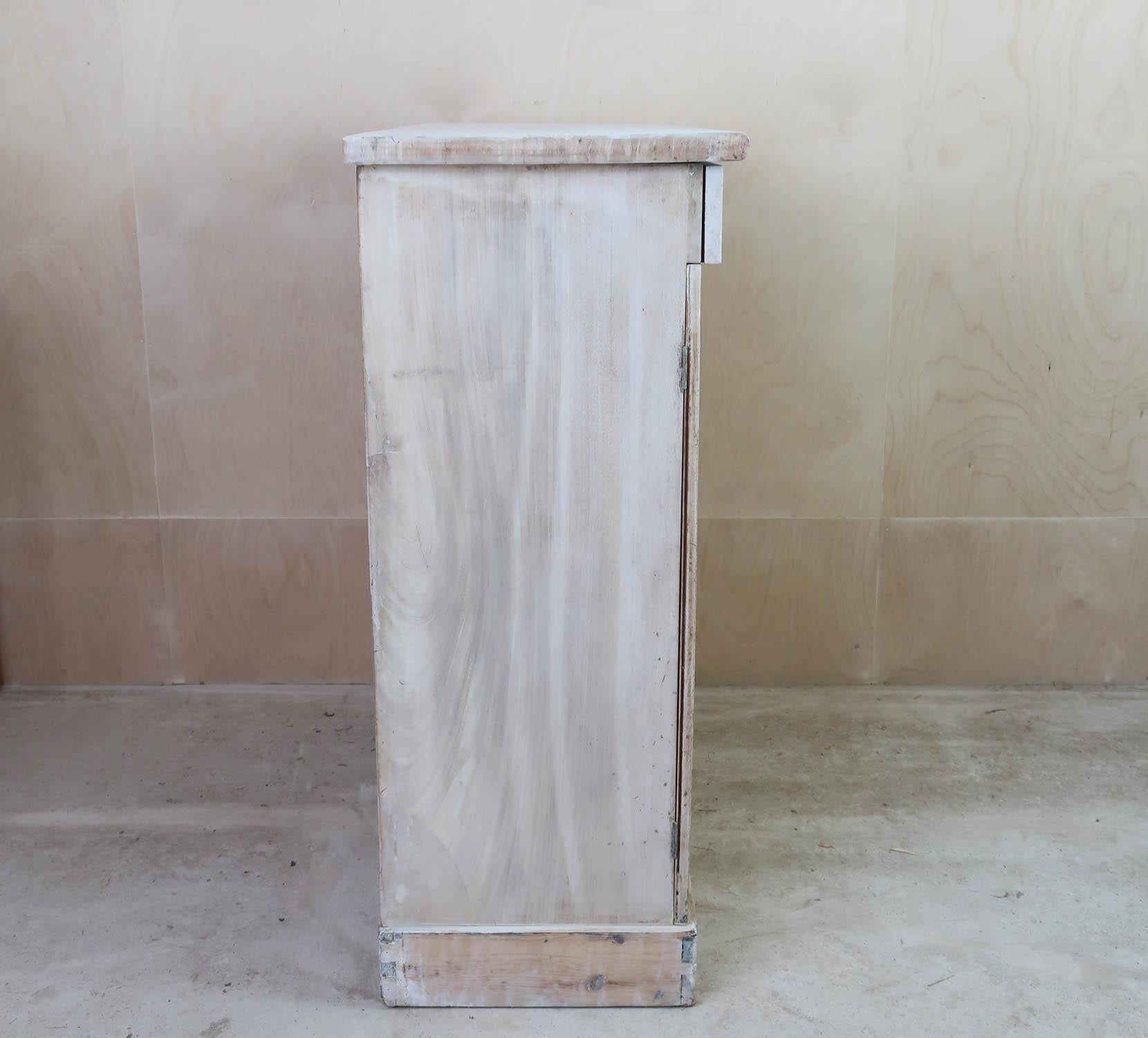 Petit meuble d'appoint ancien blanchi avec tiroirs en pin. Anglais C.1830 Bon état - En vente à St Annes, Lancashire