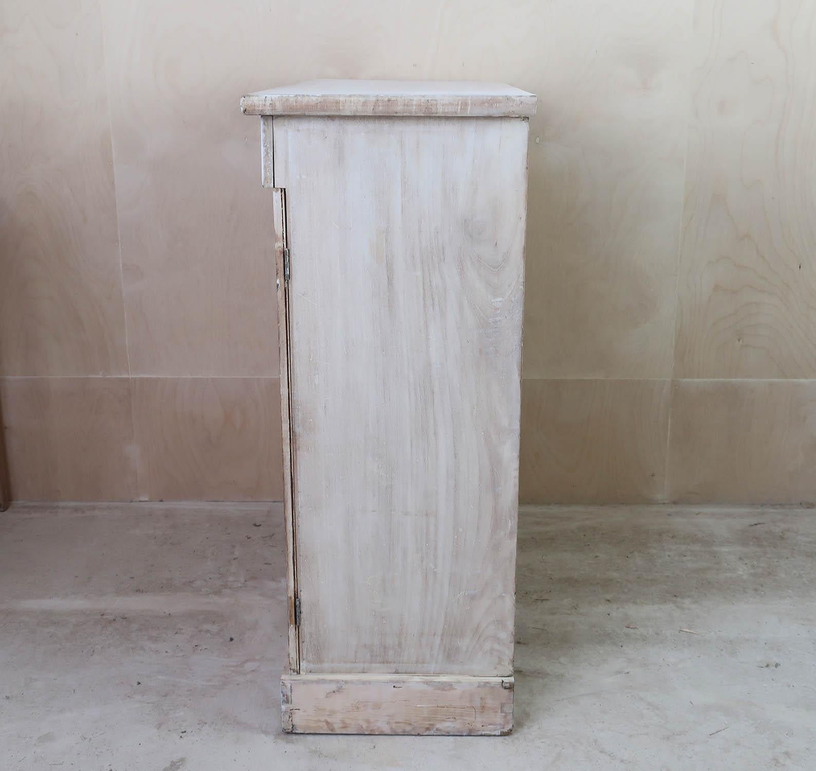 Milieu du XIXe siècle Petit meuble d'appoint ancien blanchi avec tiroirs en pin. Anglais C.1830 en vente