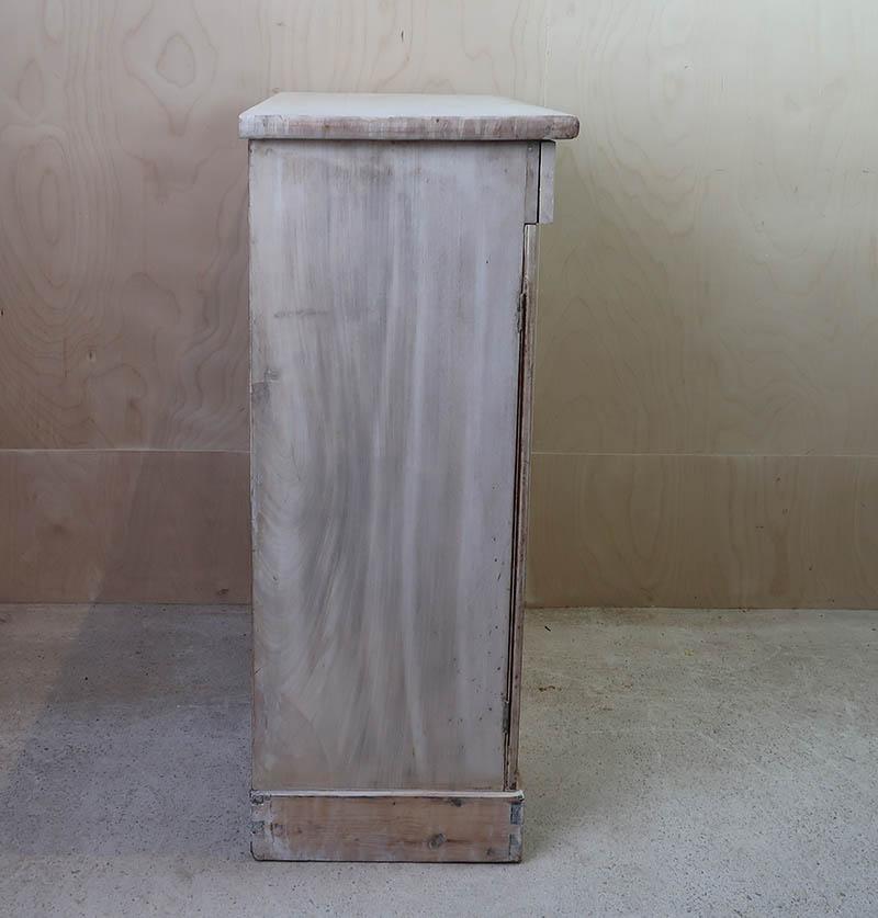 Legno Piccolo mobile laterale antico sbiancato con cassetti in pino. Inglese C.1830 in vendita