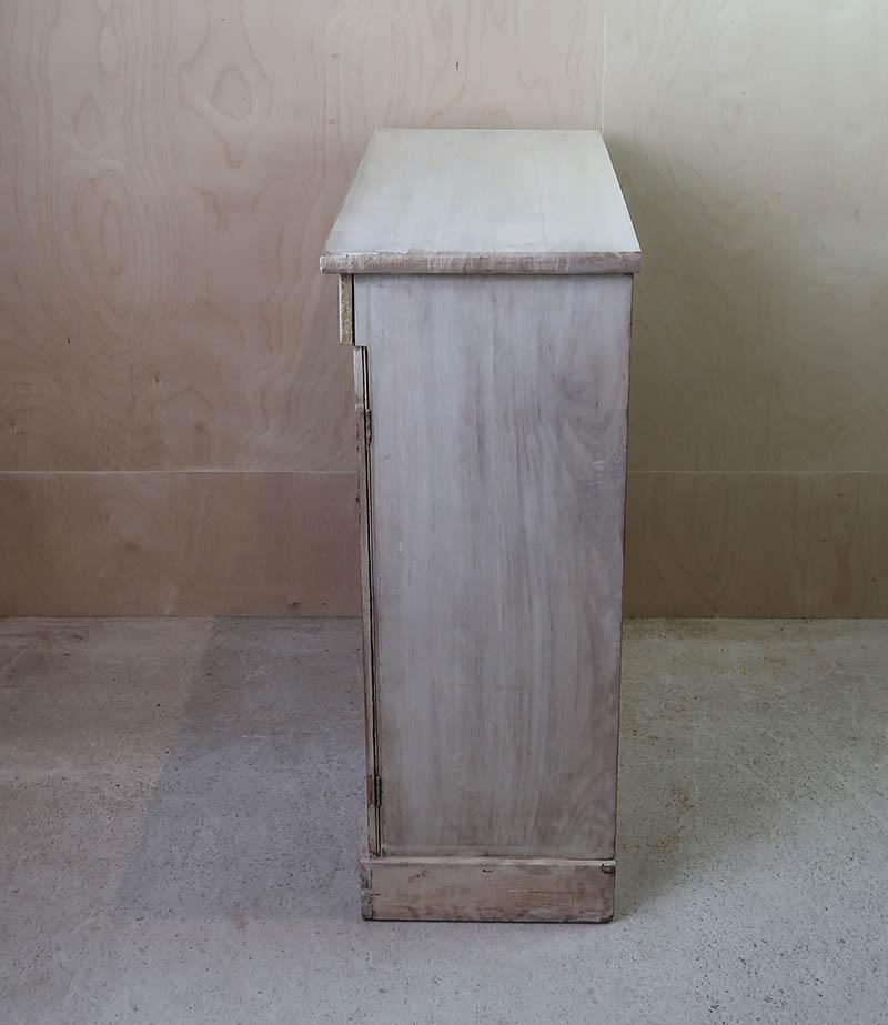 Piccolo mobile laterale antico sbiancato con cassetti in pino. Inglese C.1830 in vendita 1