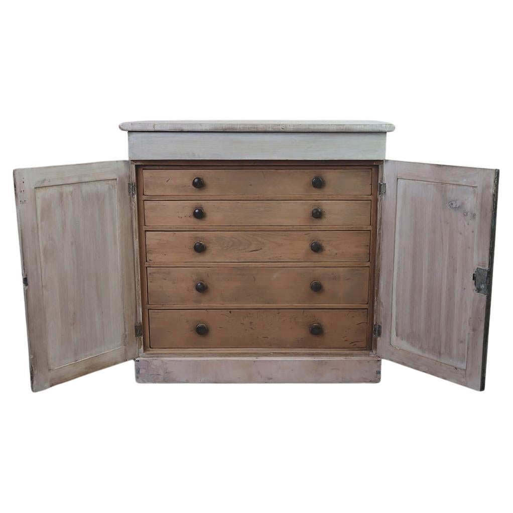 Kleiner antiker gebleichter Beistellschrank mit Schubladen aus Kiefernholz. Englisch C.1830