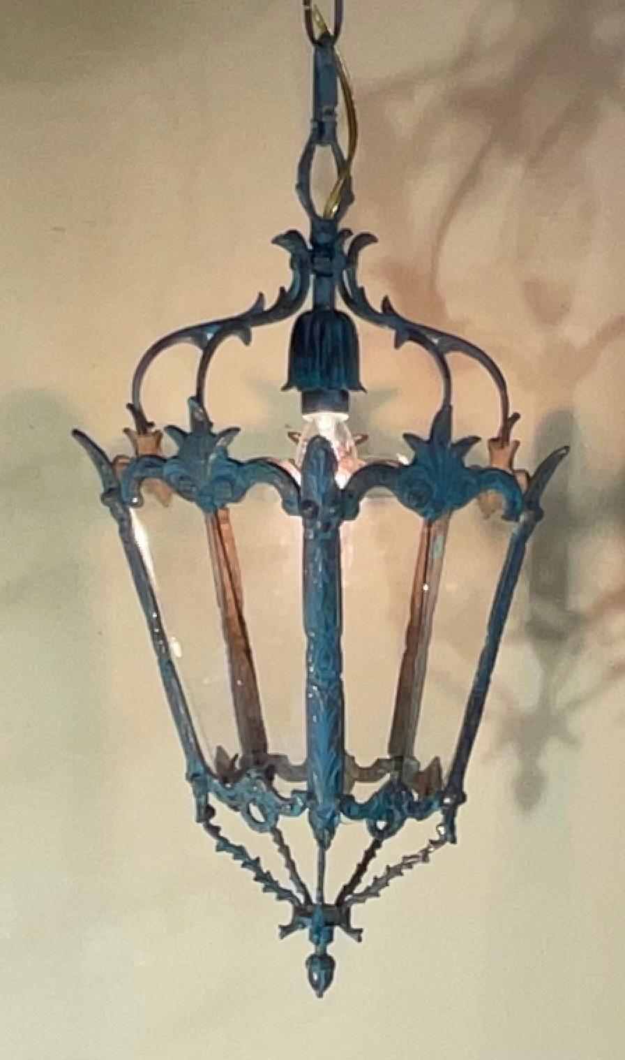 
Questa bellissima e piccola lanterna a sospensione antica è realizzata in ottone e presenta una caratteristica patina verdastra, che le conferisce un carattere unico e invecchiato. È un pezzo eccellente per aggiungere un tocco di eleganza vintage a