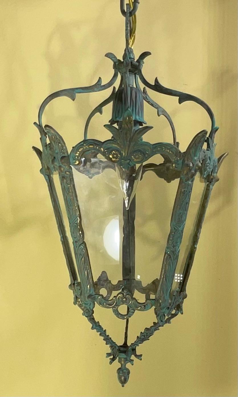 Americano Piccolo lampadario a sospensione in ottone antico in vendita