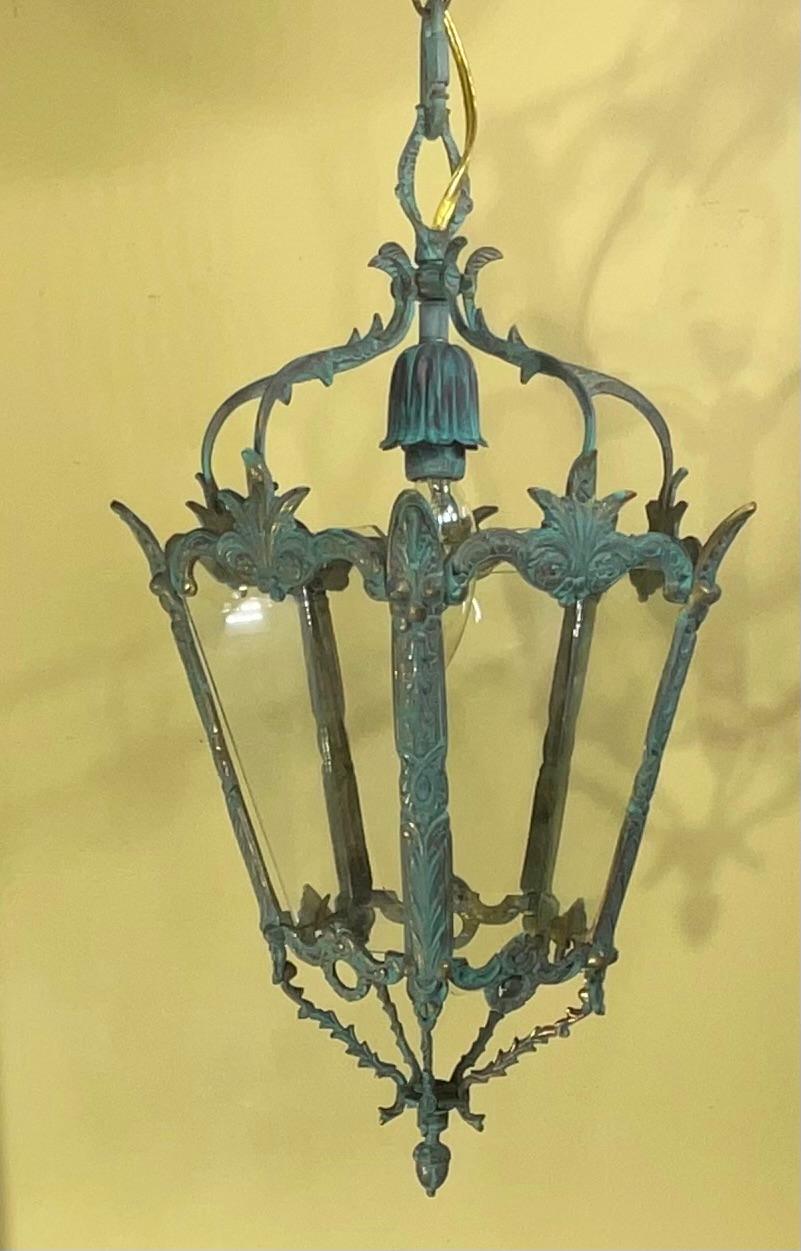 Fatto a mano Piccolo lampadario a sospensione in ottone antico in vendita
